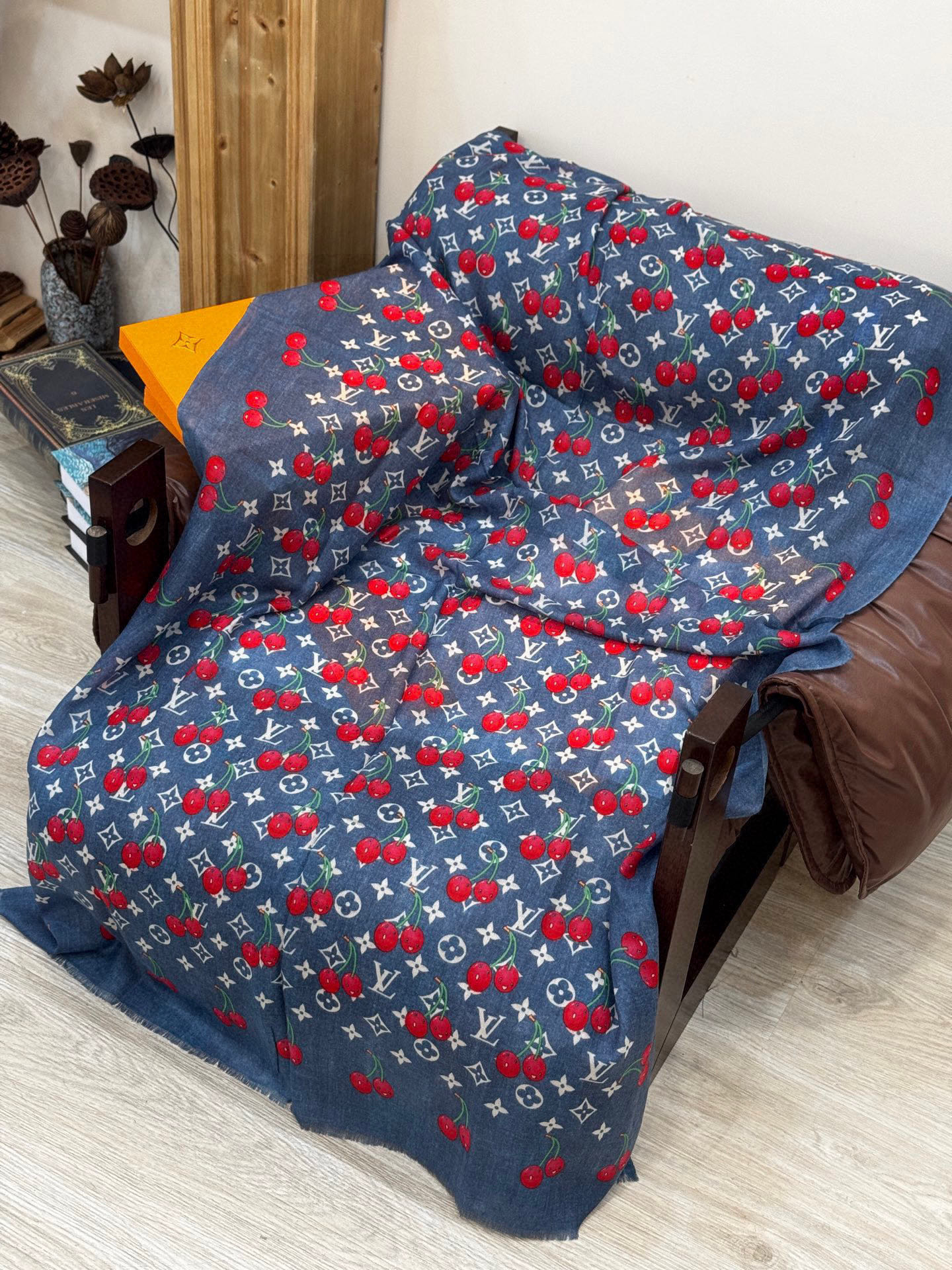 上新💕 🔥新款樱桃LV羊绒方巾 LV x TM Monogram Cerise 出自路易威登 x 村上隆