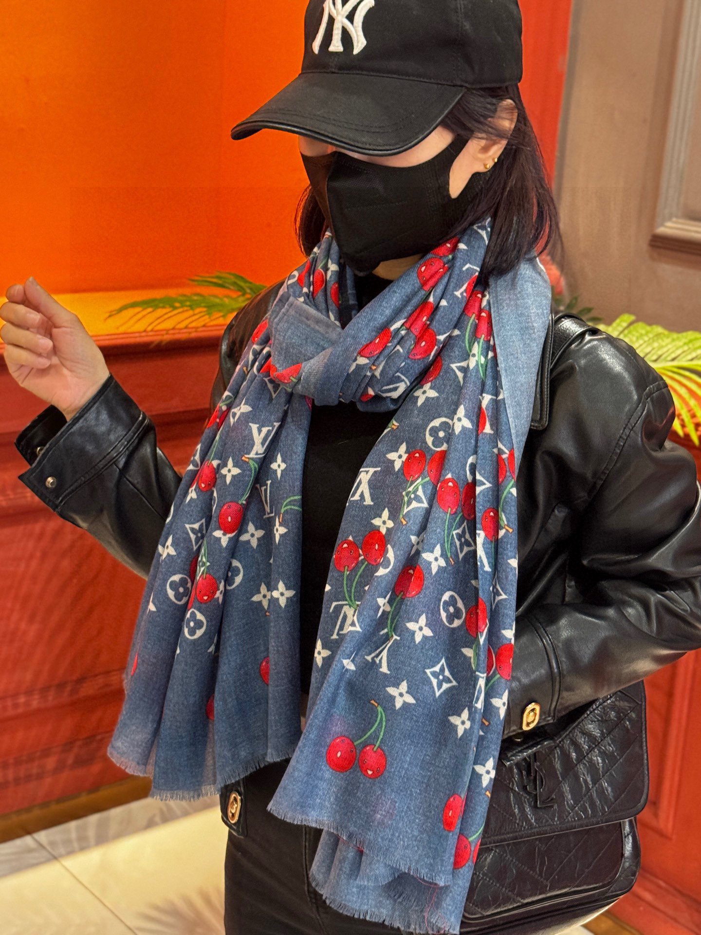 上新💕 🔥新款樱桃LV羊绒方巾 LV x TM Monogram Cerise 出自路易威登 x 村上隆