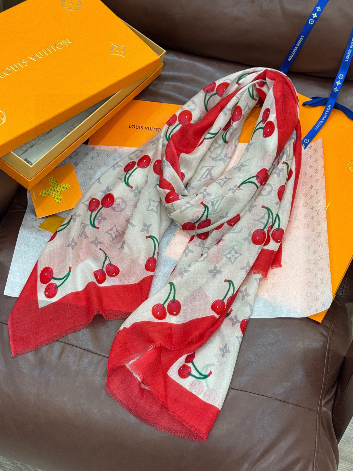 上新💕 🔥新款樱桃LV羊绒方巾 LV x TM Monogram Cerise 出自路易威登 x 村上隆