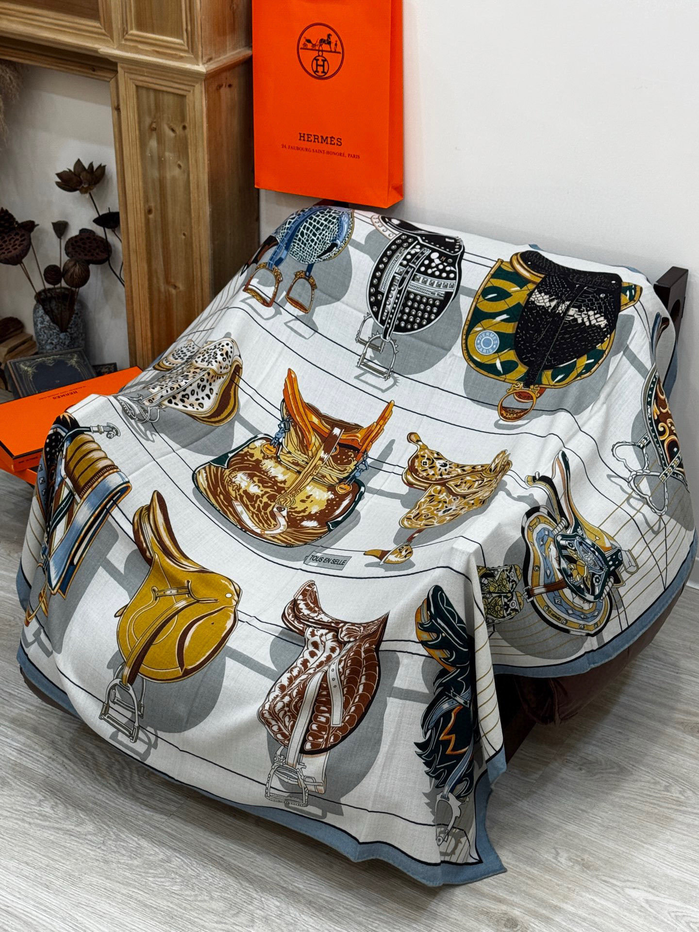 “鞍上世界”140丝绒方巾双面同色手工卷边丝毛方巾(30%真丝70%羊绒)这款披肩的经典单品展现强大而迷