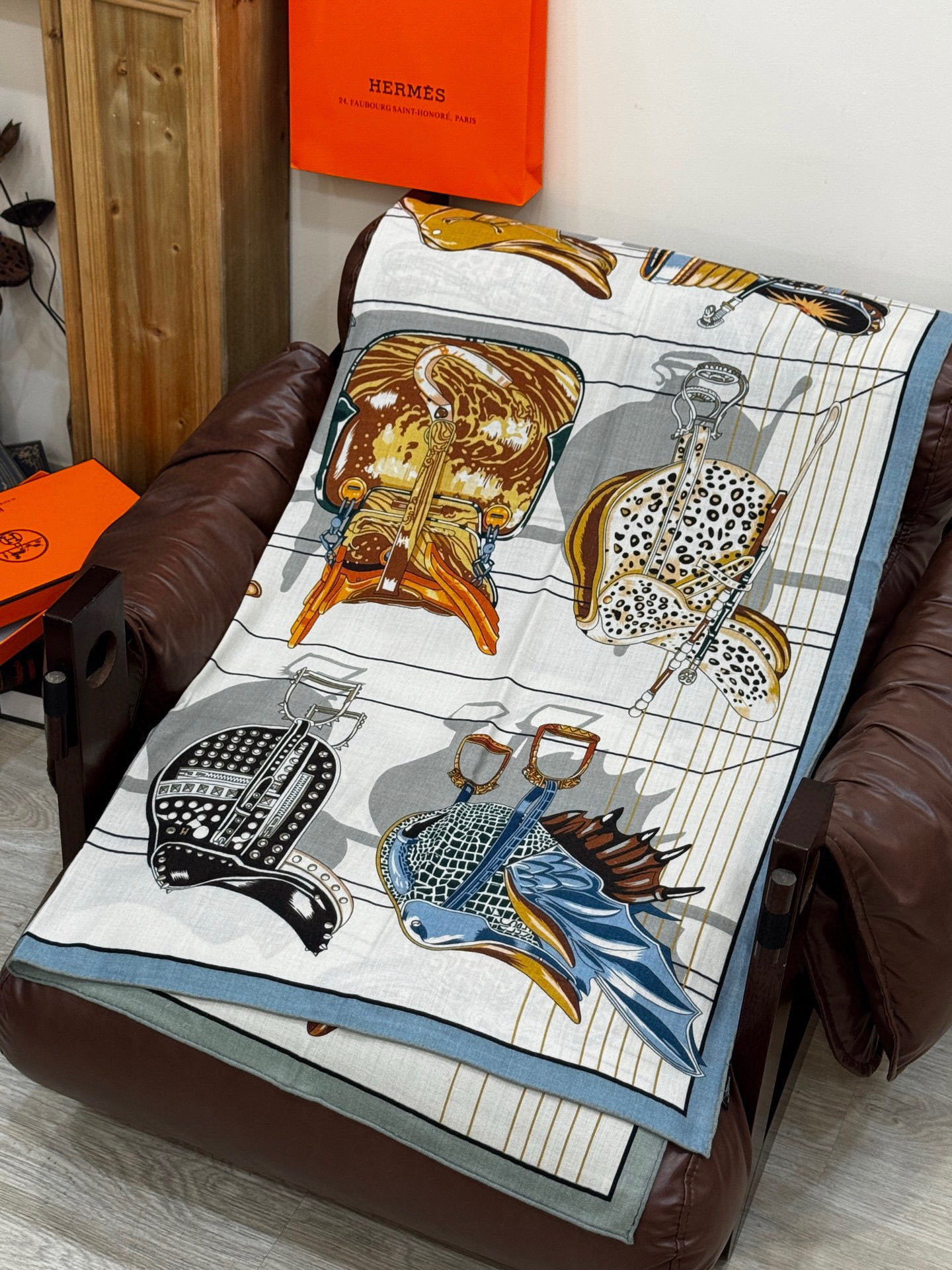 “鞍上世界”140丝绒方巾双面同色手工卷边丝毛方巾(30%真丝70%羊绒)这款披肩的经典单品展现强大而迷