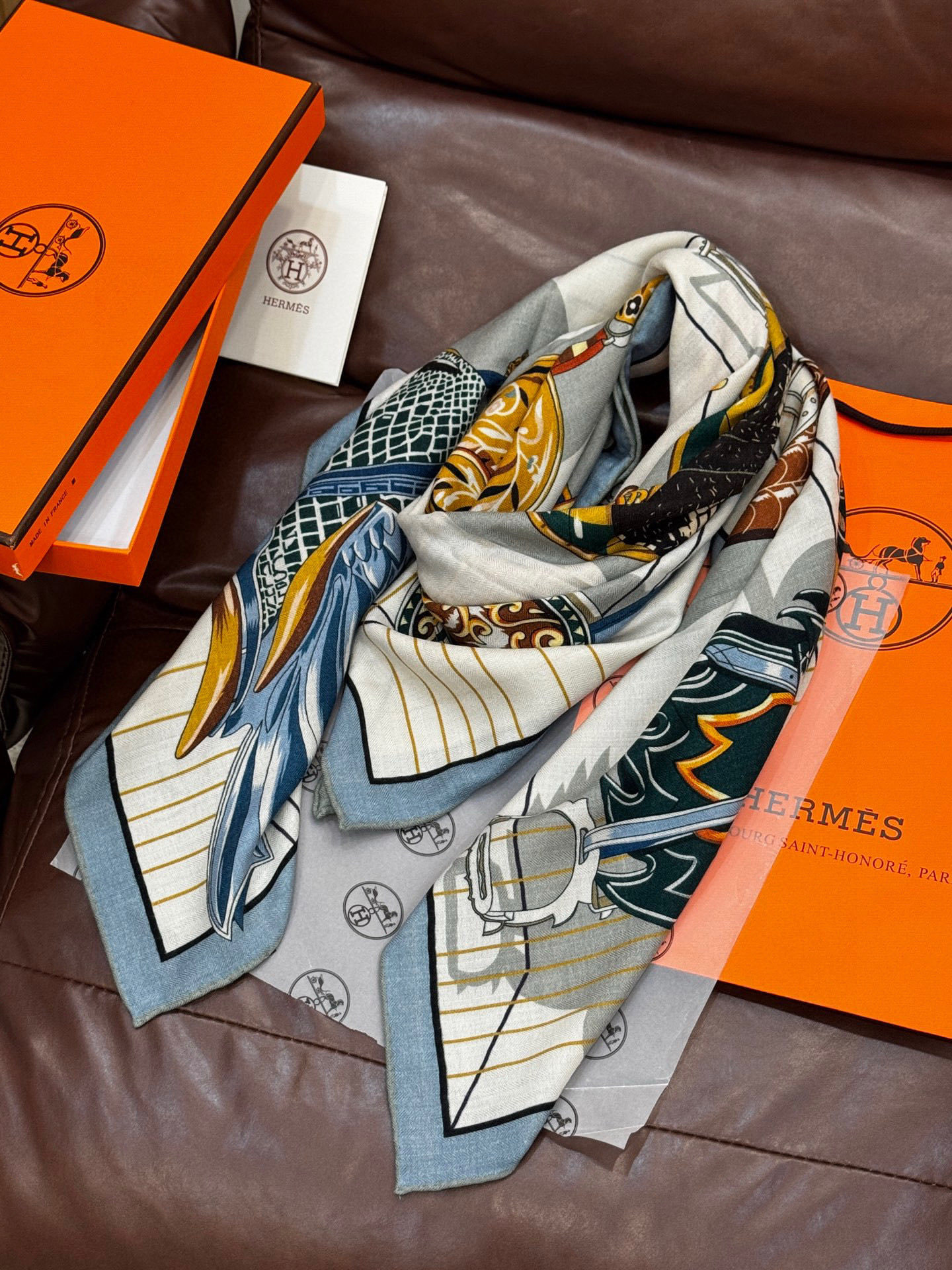 “鞍上世界”140丝绒方巾双面同色手工卷边丝毛方巾(30%真丝70%羊绒)这款披肩的经典单品展现强大而迷