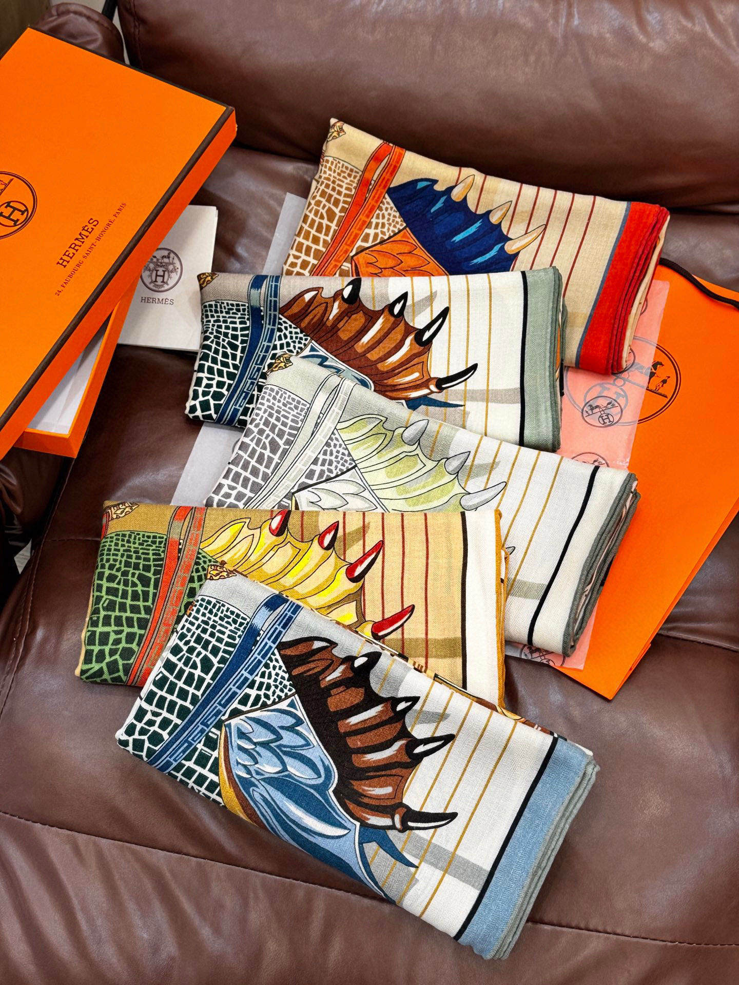 “鞍上世界”140丝绒方巾双面同色手工卷边丝毛方巾（30%真丝70%羊绒）这款披肩的经典单品展现强大而迷