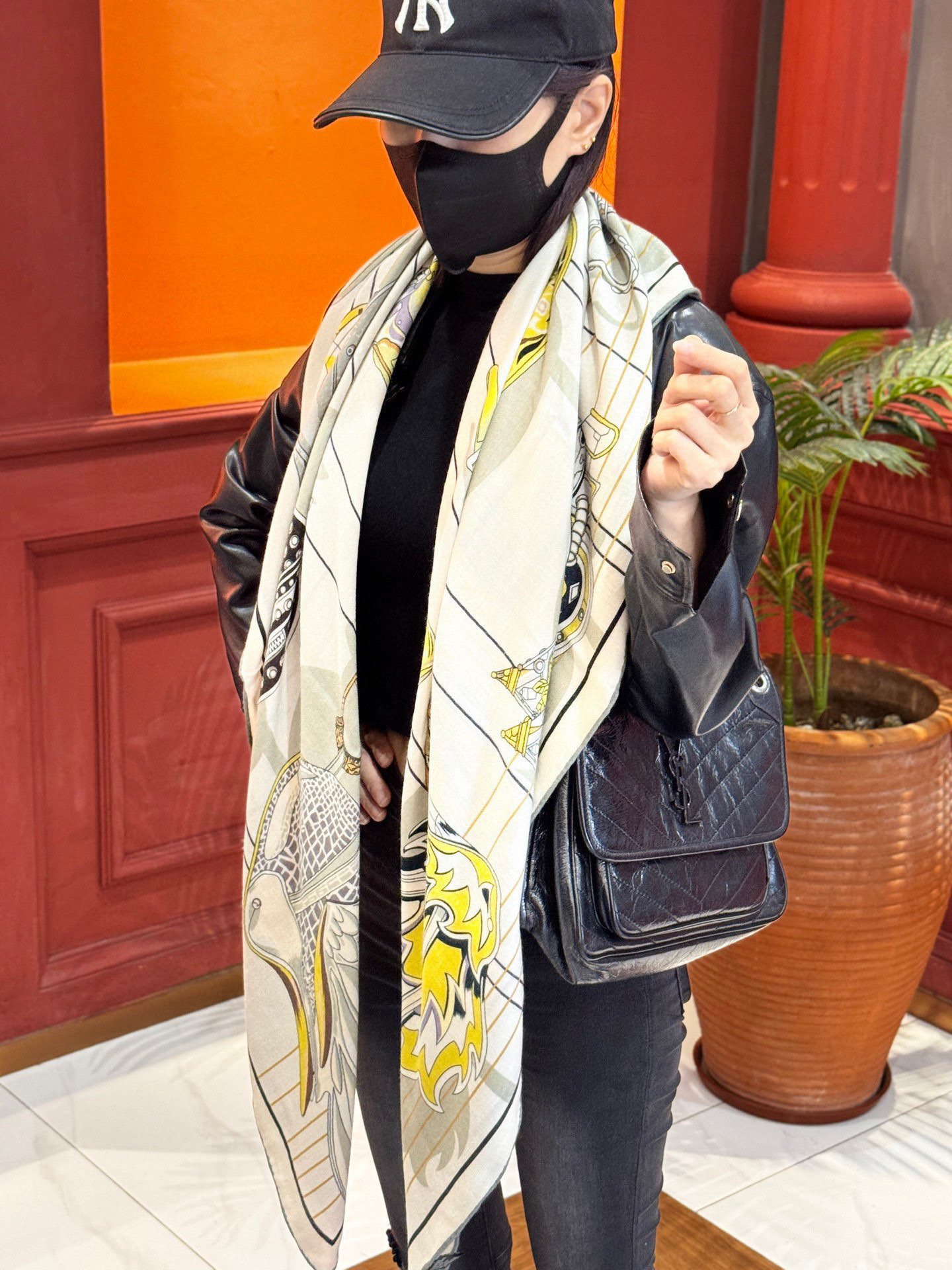 “鞍上世界”140丝绒方巾双面同色手工卷边丝毛方巾（30%真丝70%羊绒）这款披肩的经典单品展现强大而迷