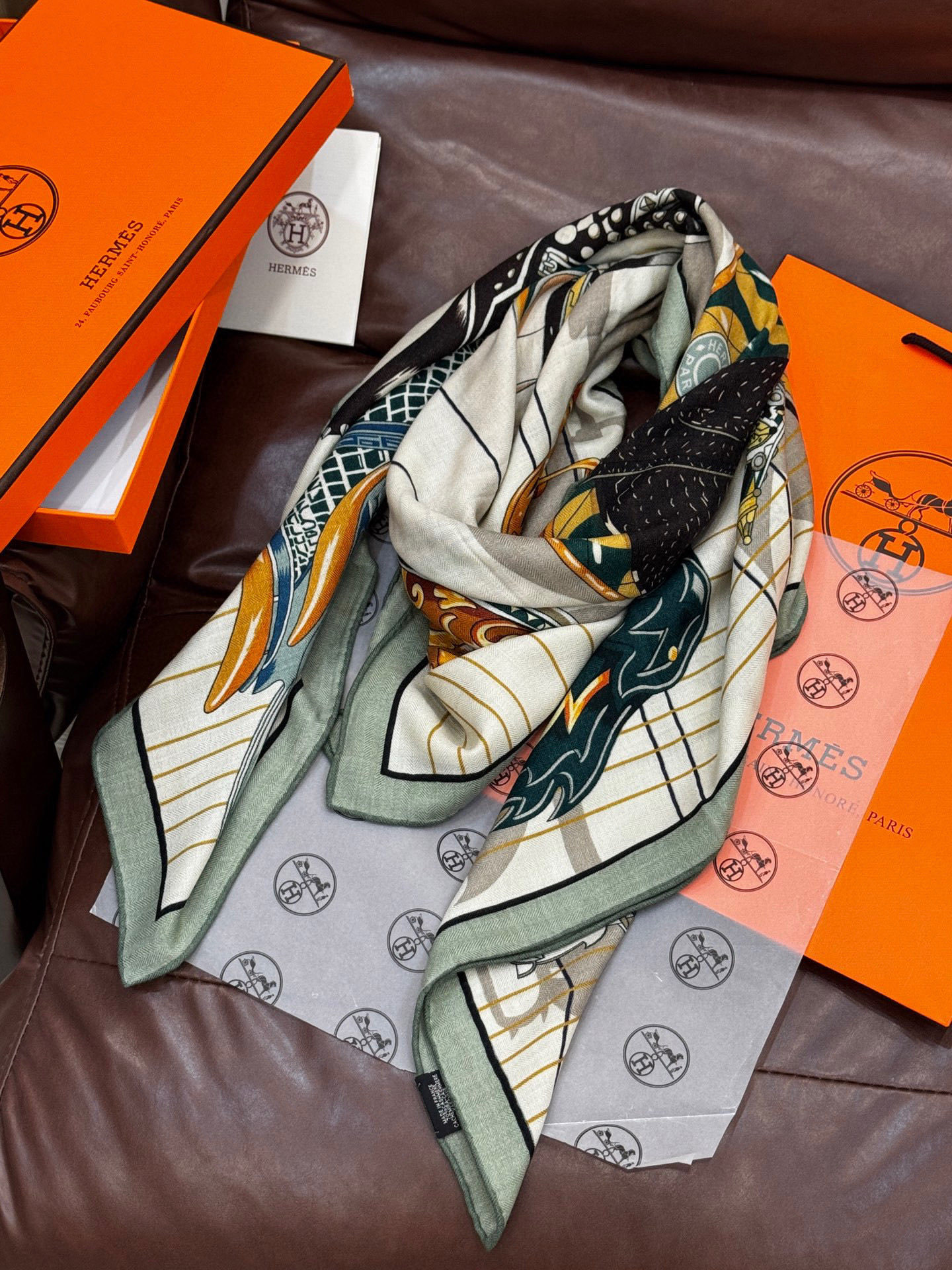 “鞍上世界”140丝绒方巾双面同色手工卷边丝毛方巾(30%真丝70%羊绒)这款披肩的经典单品展现强大而迷