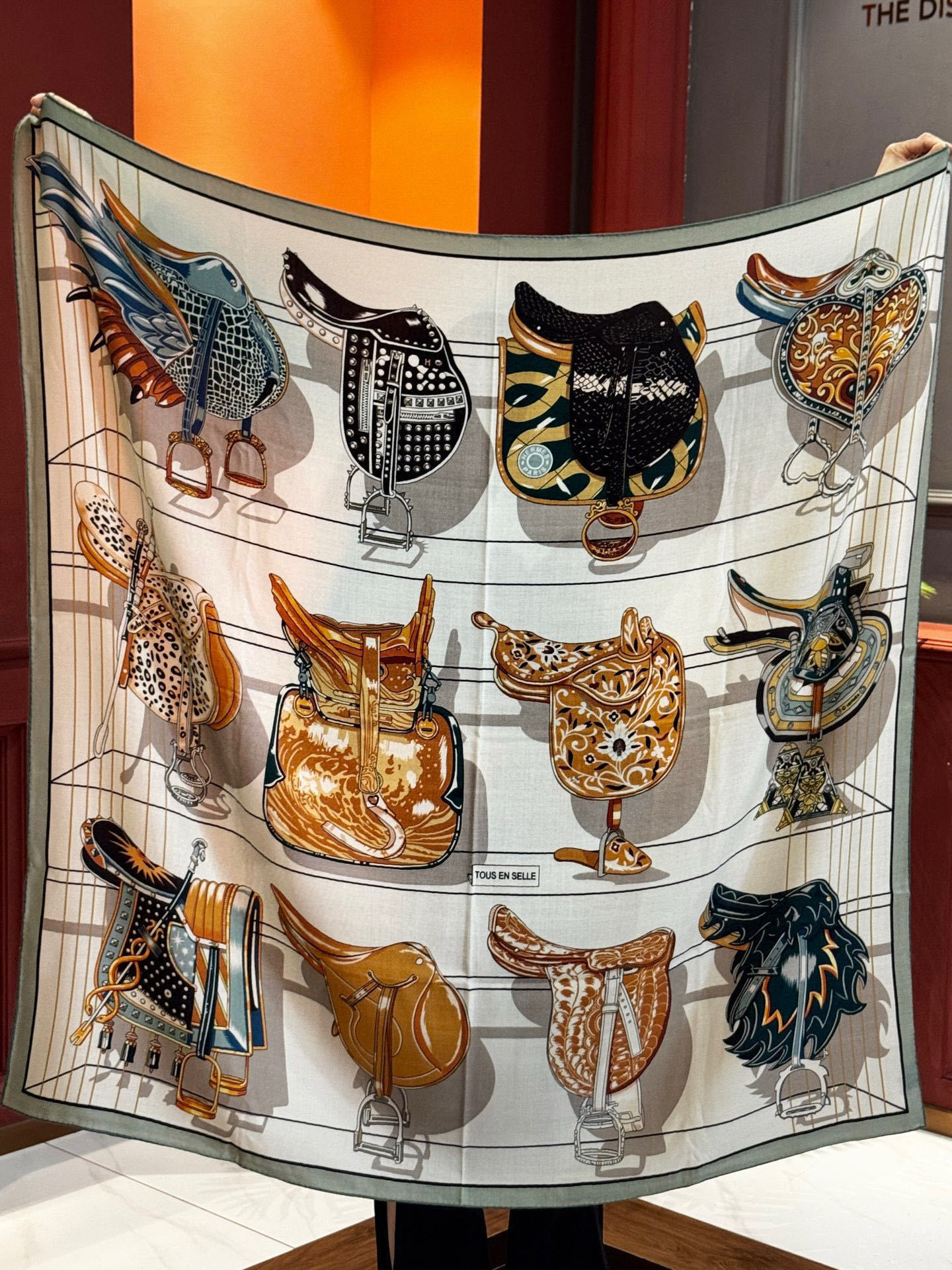 “鞍上世界”140丝绒方巾双面同色手工卷边丝毛方巾(30%真丝70%羊绒)这款披肩的经典单品展现强大而迷