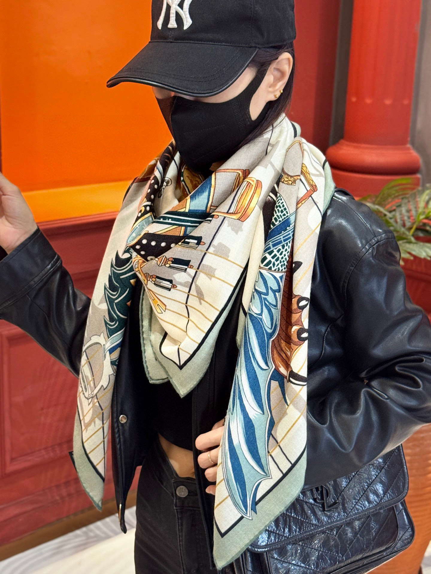 “鞍上世界”140丝绒方巾双面同色手工卷边丝毛方巾(30%真丝70%羊绒)这款披肩的经典单品展现强大而迷