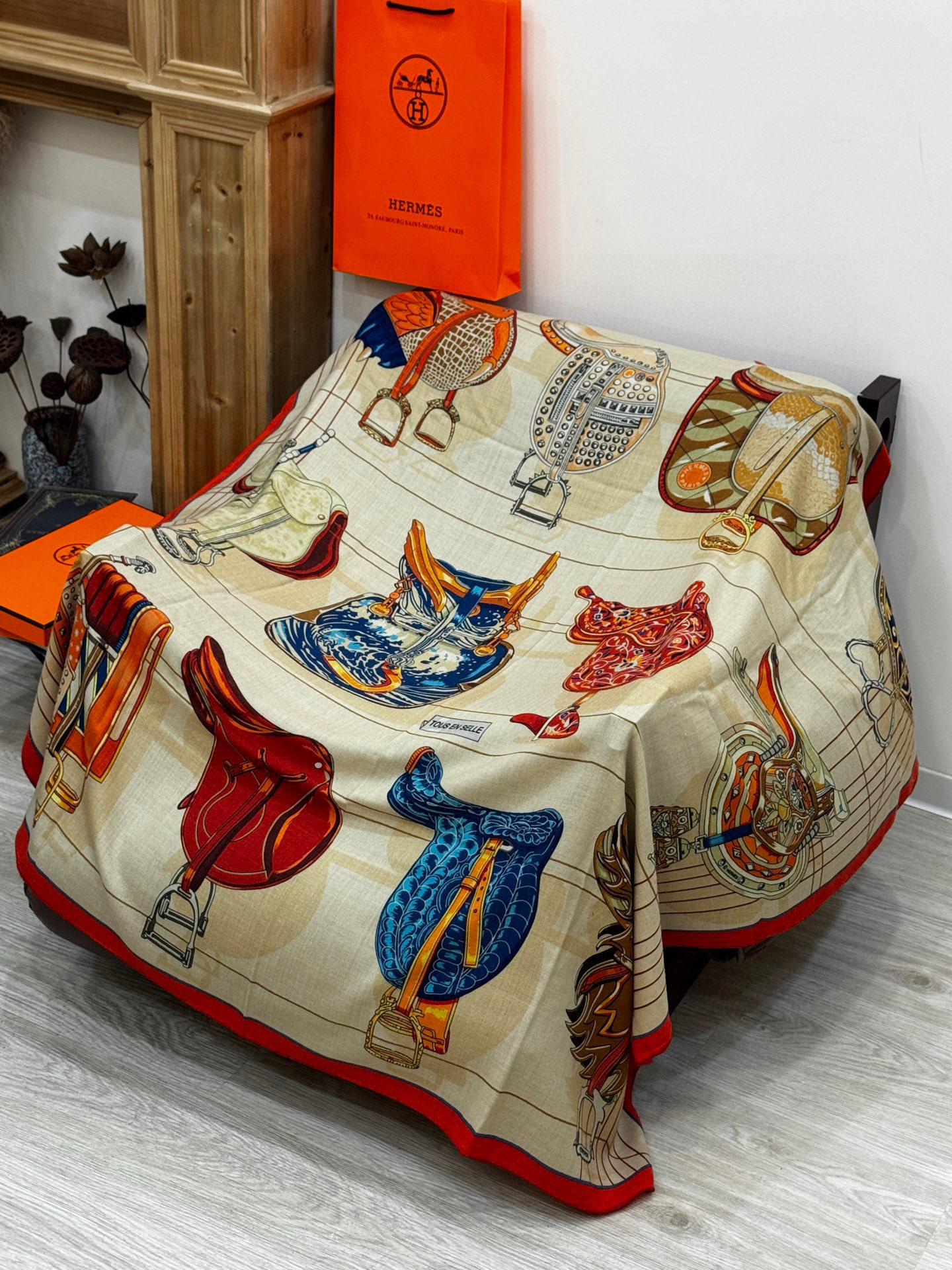 “鞍上世界”140丝绒方巾双面同色手工卷边丝毛方巾(30%真丝70%羊绒)这款披肩的经典单品展现强大而迷