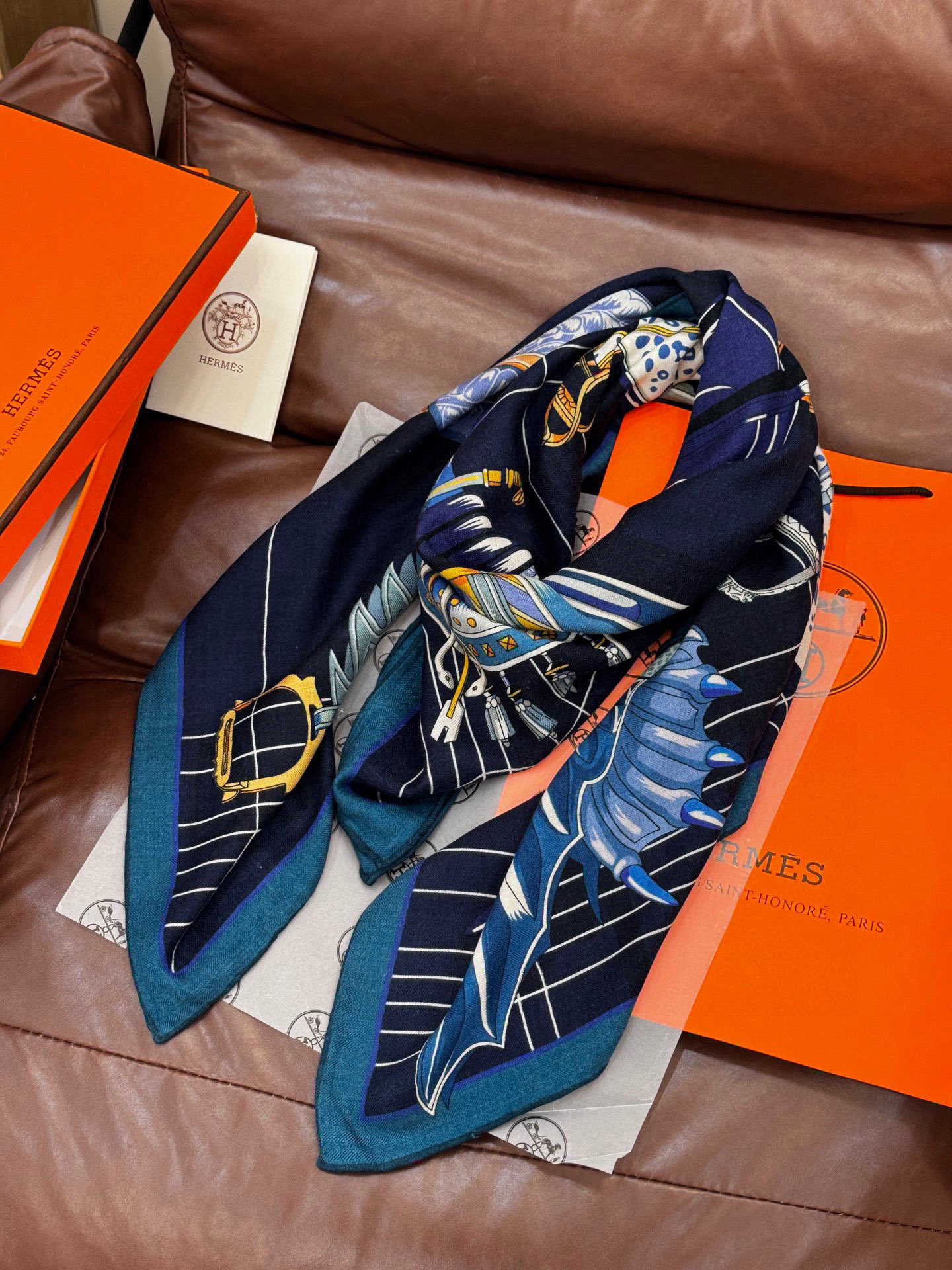 “鞍上世界”140丝绒方巾双面同色手工卷边丝毛方巾(30%真丝70%羊绒)这款披肩的经典单品展现强大而迷