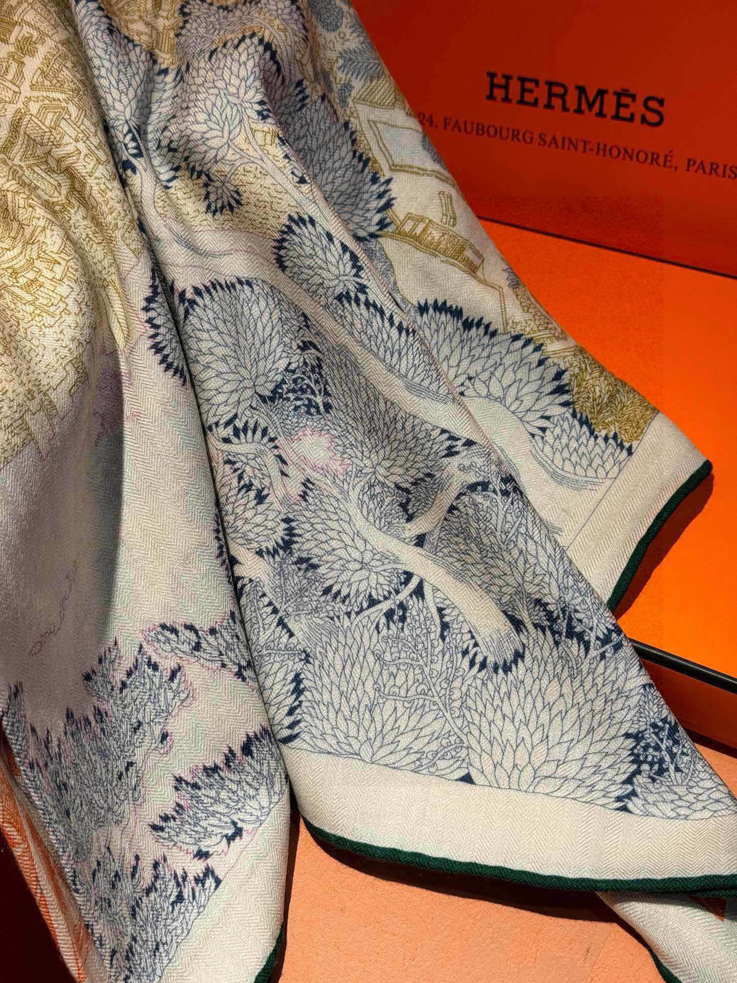 爱马仕~秋冬搭配利器❗️顶级双面同色 版真丝羊绒披肩!!1条等于2条】点睛精彩,图案和配色都超级喜欢,又