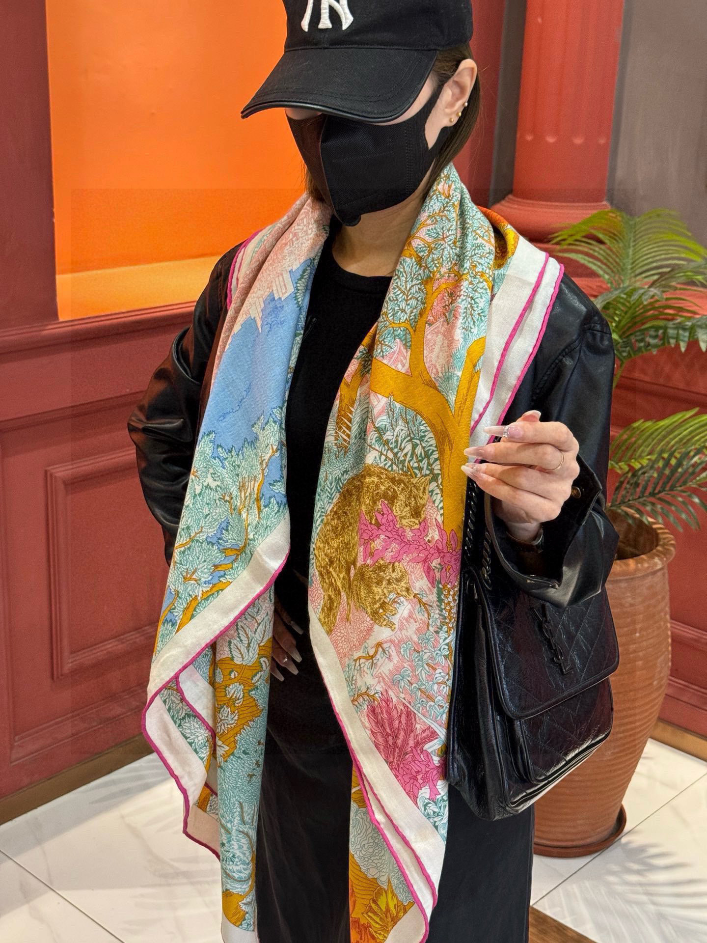 爱马仕~秋冬搭配利器❗️顶级双面同色 版真丝羊绒披肩!!1条等于2条】点睛精彩,图案和配色都超级喜欢,又