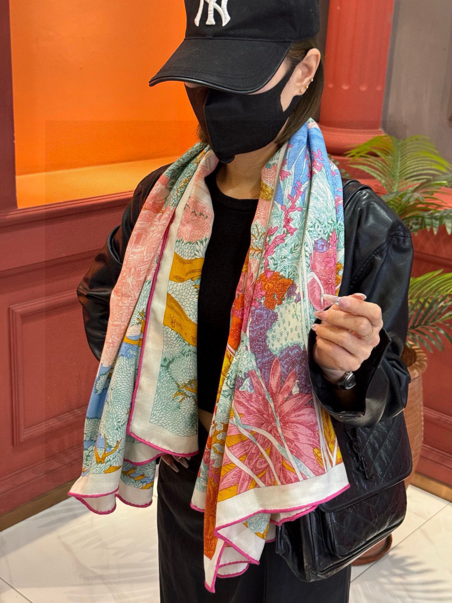 爱马仕~秋冬搭配利器❗️顶级双面同色 版真丝羊绒披肩!!1条等于2条】点睛精彩,图案和配色都超级喜欢,又