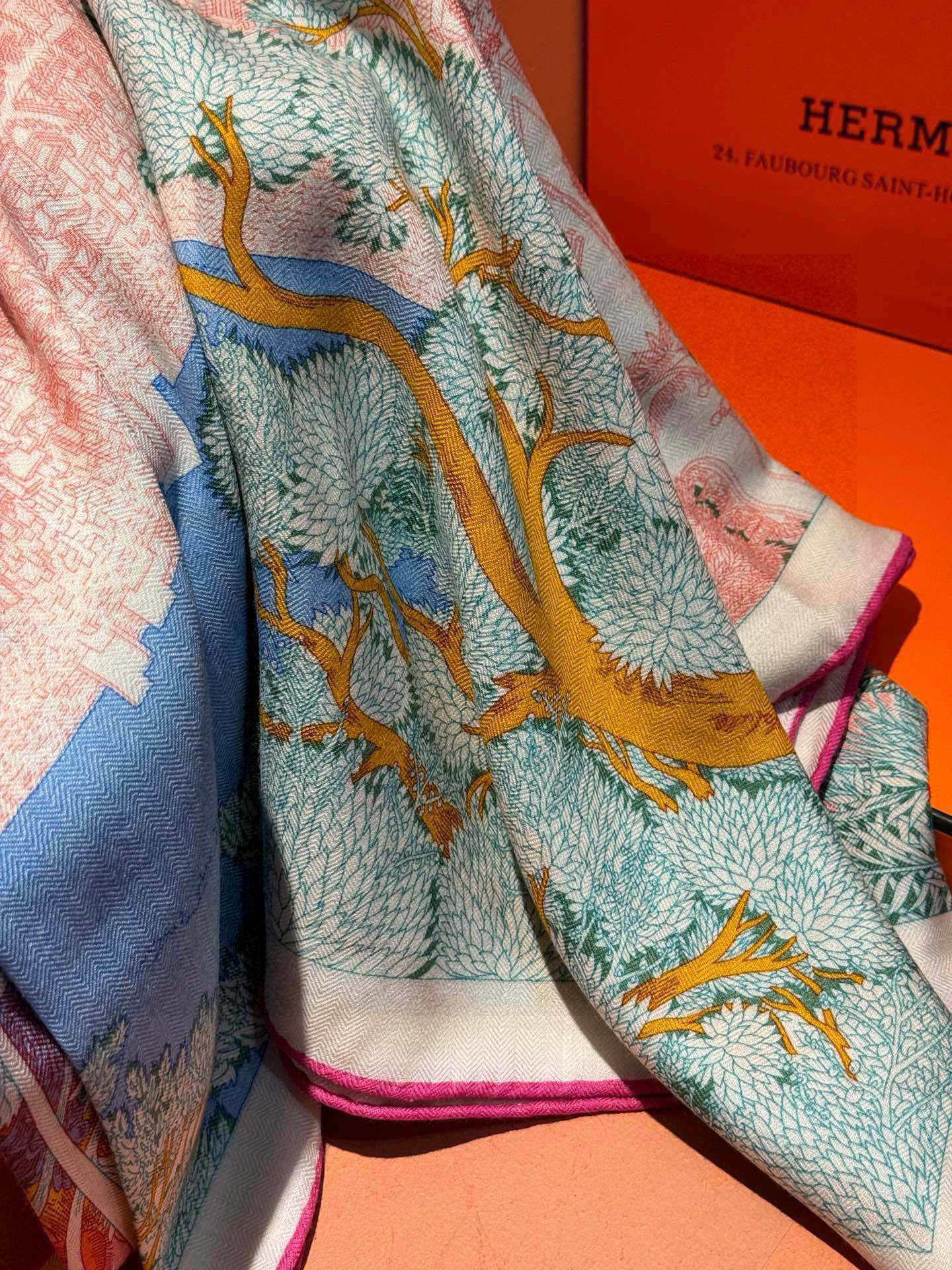 爱马仕~秋冬搭配利器❗️顶级双面同色 版真丝羊绒披肩!!1条等于2条】点睛精彩,图案和配色都超级喜欢,又