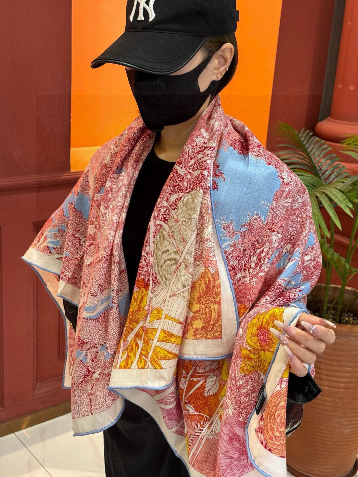 爱马仕～秋冬搭配利器❗️顶级双面同色 版真丝羊绒披肩！！1条等于2条】点睛精彩，图案和配色都超级喜欢，又