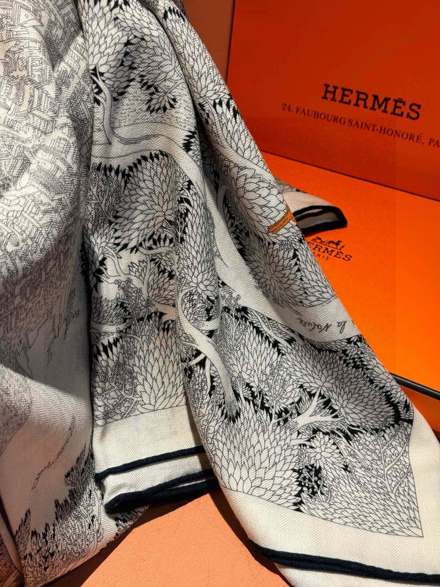 爱马仕~秋冬搭配利器❗️顶级双面同色 版真丝羊绒披肩!!1条等于2条】点睛精彩,图案和配色都超级喜欢,又