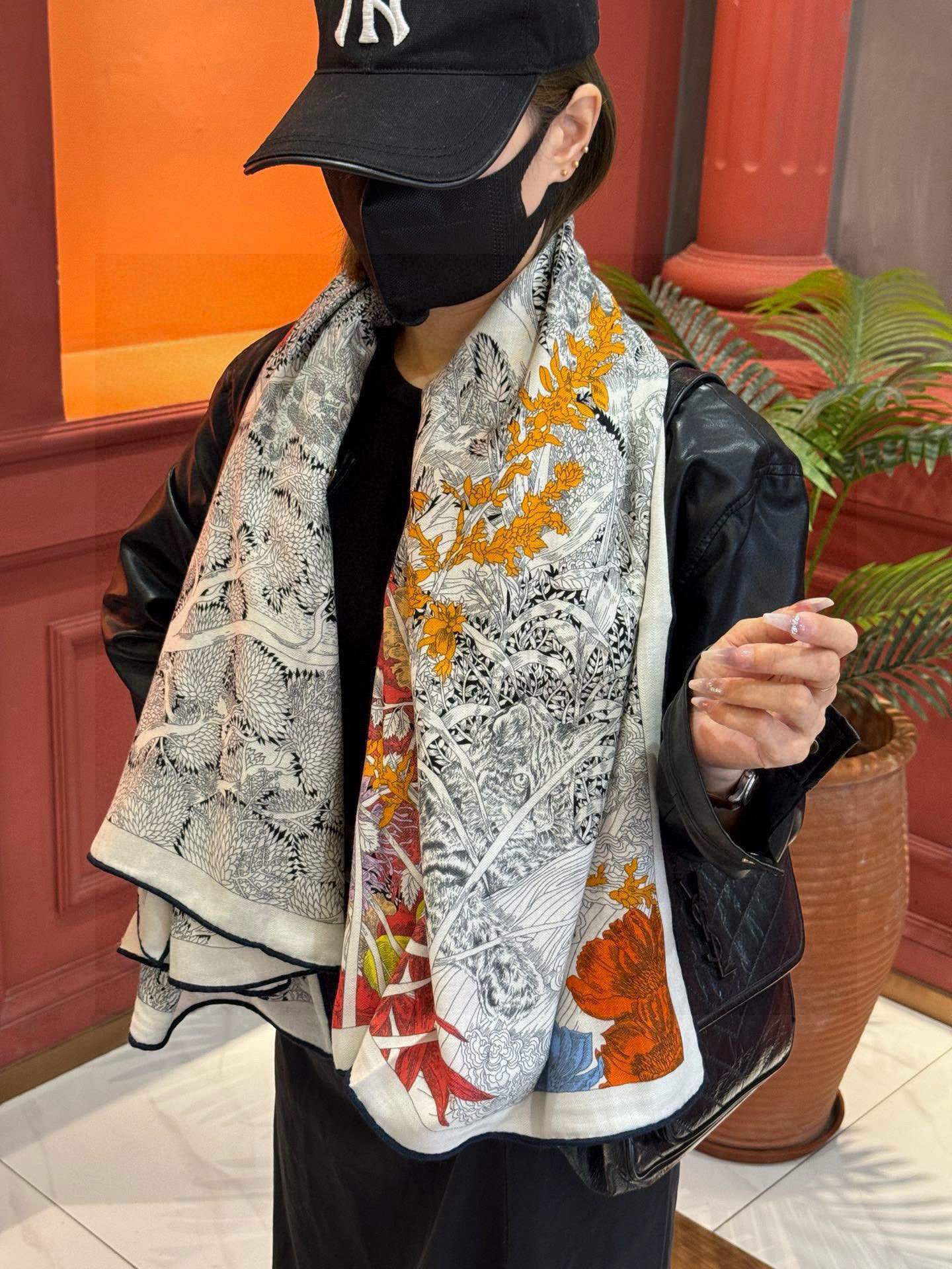 爱马仕~秋冬搭配利器❗️顶级双面同色 版真丝羊绒披肩!!1条等于2条】点睛精彩,图案和配色都超级喜欢,又