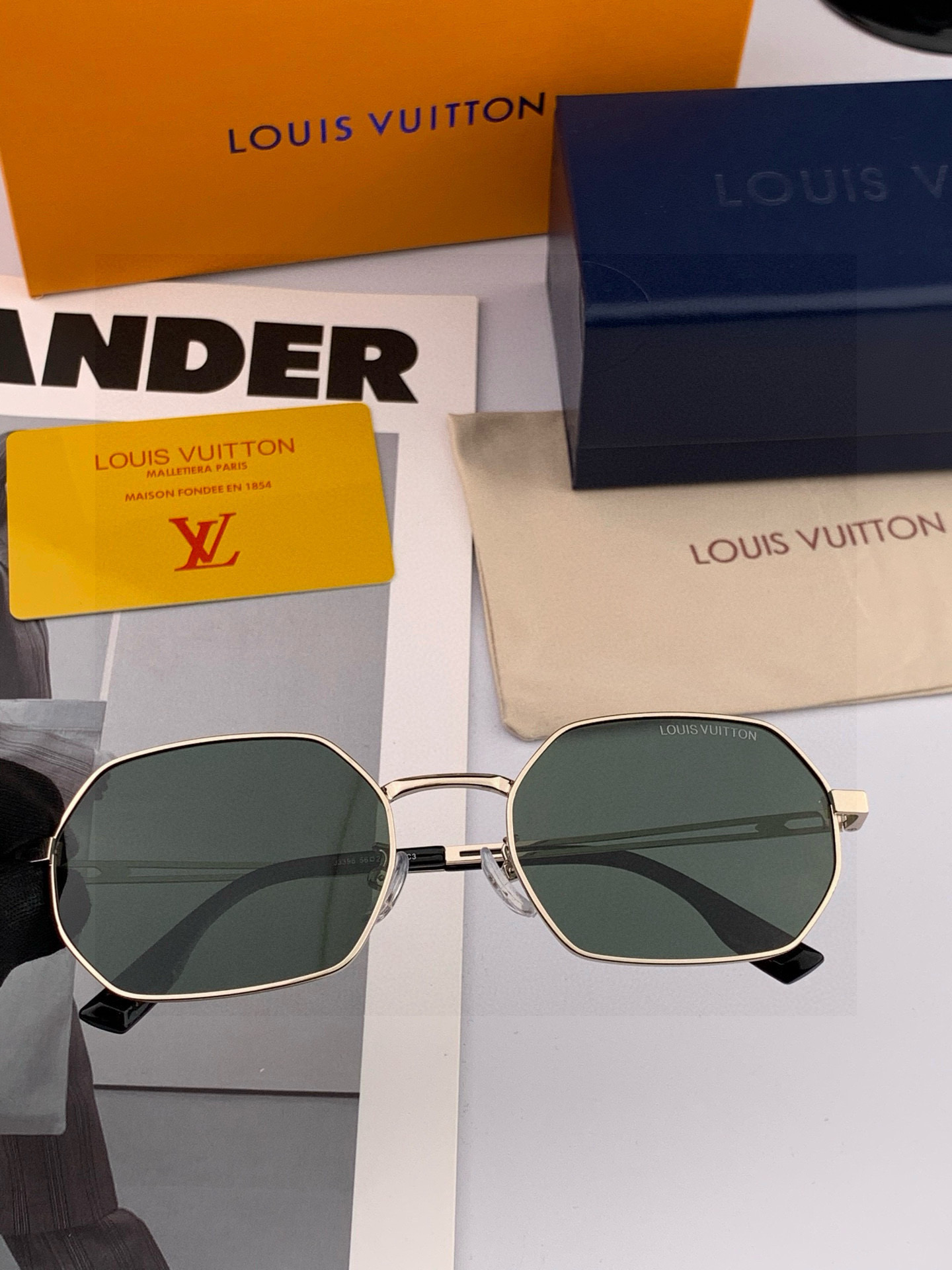 Lv 。 高品质男女款墨镜 👍 进口宝丽来偏光镜片 。蛤蟆镜 开车钓鱼都可 。百搭显瘦墨镜韩版男士飞行员