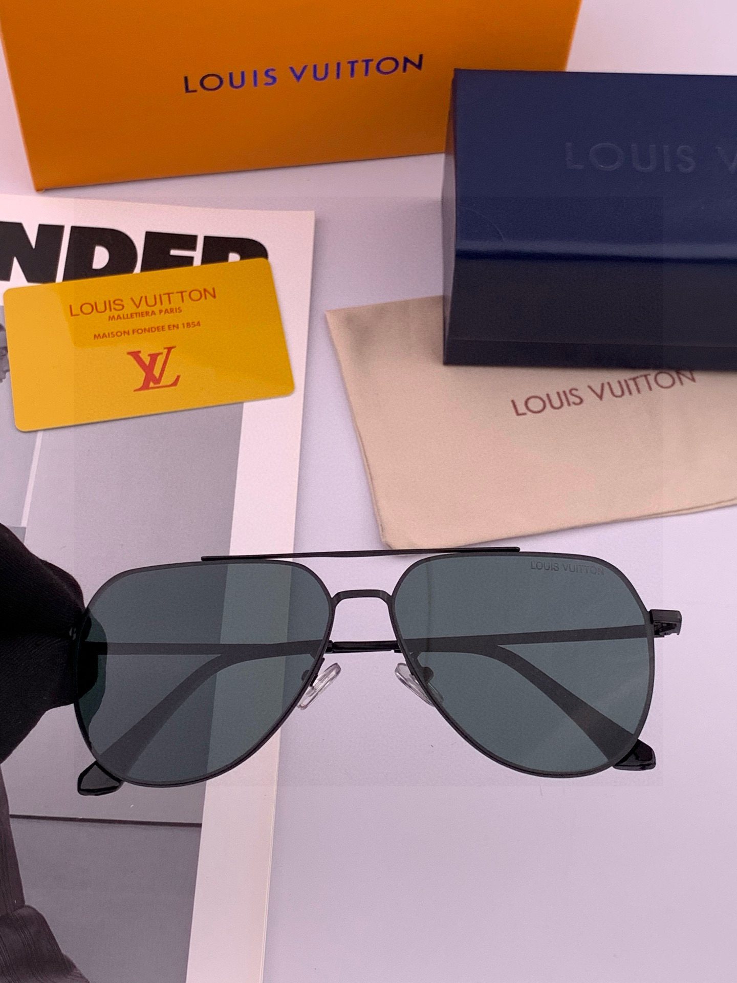 LV 男款炫彩飞行员偏光太阳镜 ❤️材质：高清尼龙加厚卡槽高清偏光镜片 🌹无边框镜架💕颜👍型号：L089