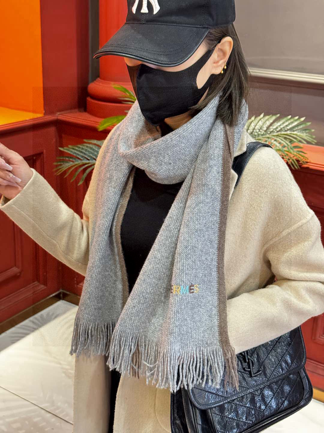 Hermes（爱马仕）同步专柜，高端羊绒针织围巾！】可正式，可随意，非常Classical的男款设计。这