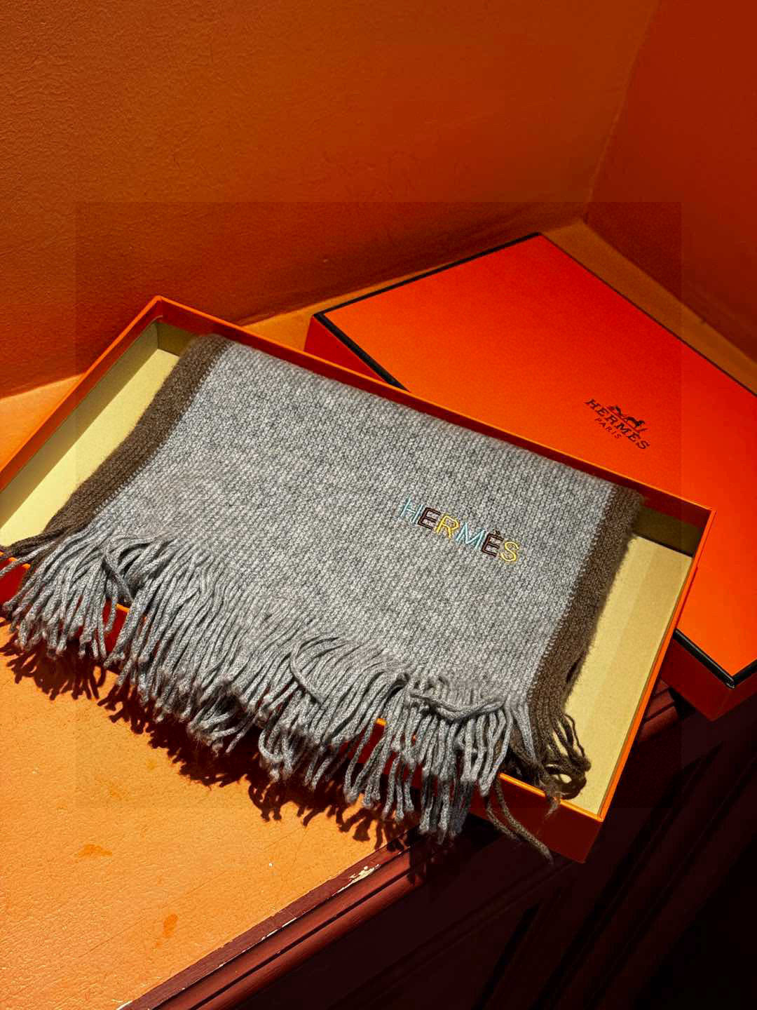 Hermes（爱马仕）同步专柜，高端羊绒针织围巾！】可正式，可随意，非常Classical的男款设计。这