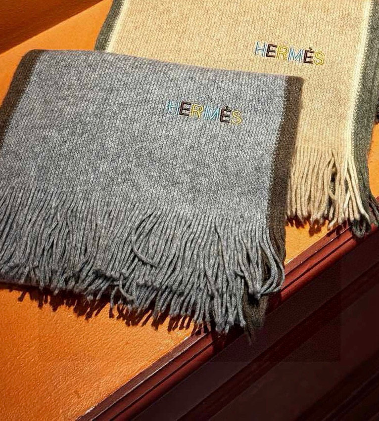 Hermes（爱马仕）同步专柜，高端羊绒针织围巾！】可正式，可随意，非常Classical的男款设计。这