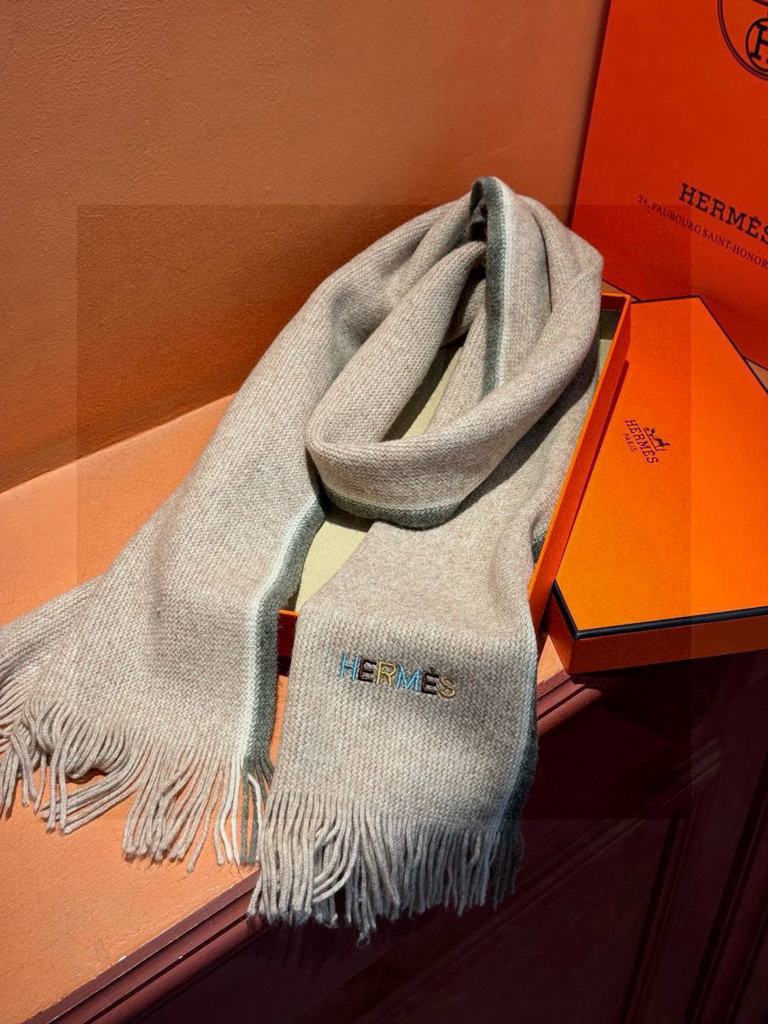 Hermes（爱马仕）同步专柜，高端羊绒针织围巾！】可正式，可随意，非常Classical的男款设计。这
