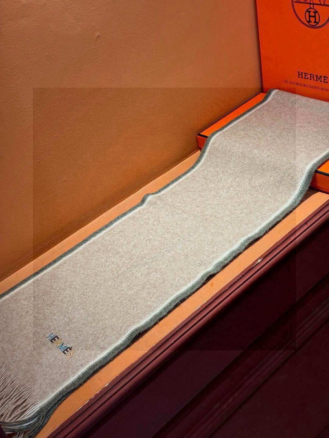 Hermes（爱马仕）同步专柜，高端羊绒针织围巾！】可正式，可随意，非常Classical的男款设计。这