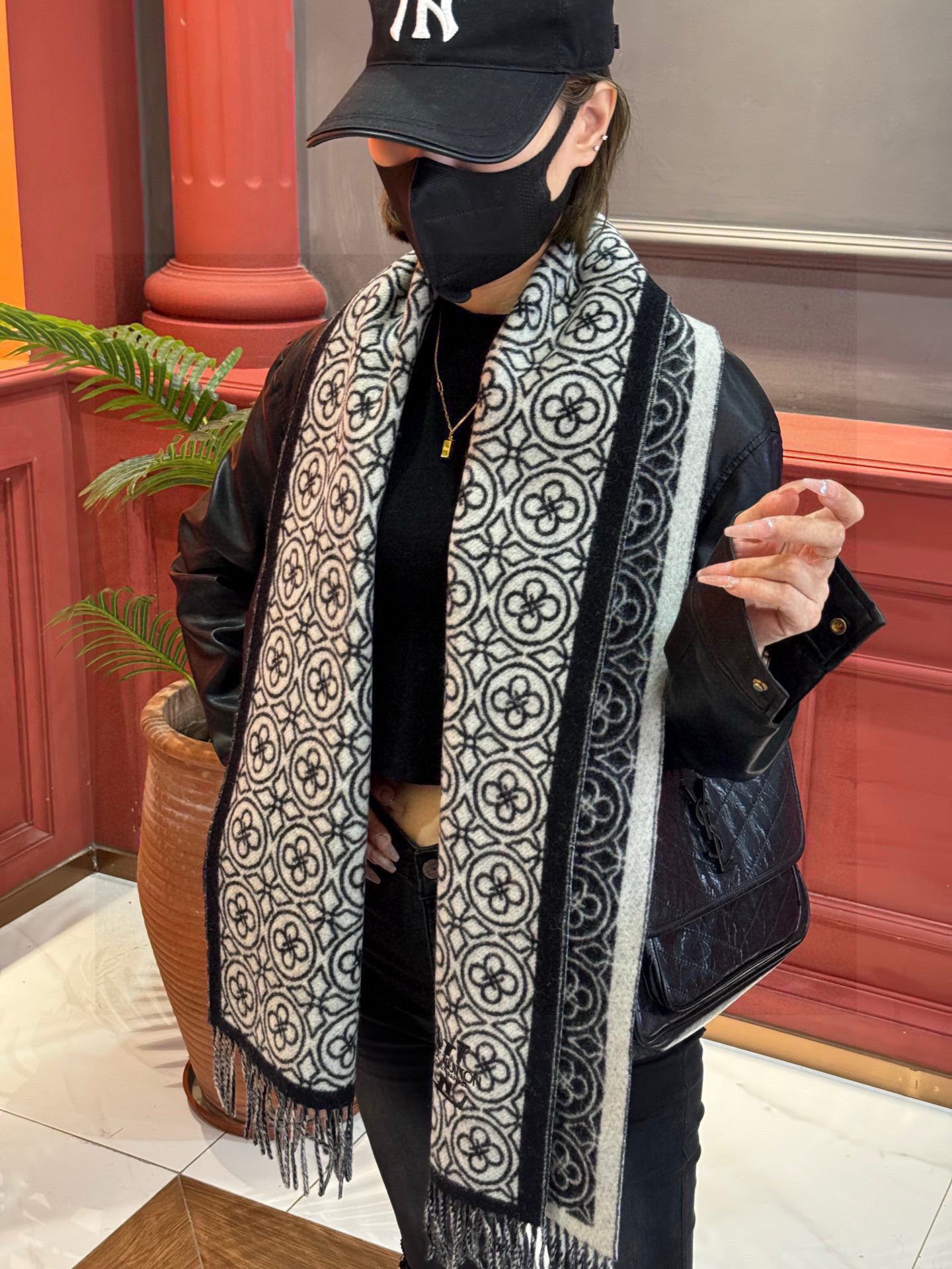 Lv爆款经典四叶草🍀双面提花爆款围巾🧣！！！非常百搭的一款，搭配大衣，毛衣都非常高级，尺寸刚刚好，及保暖