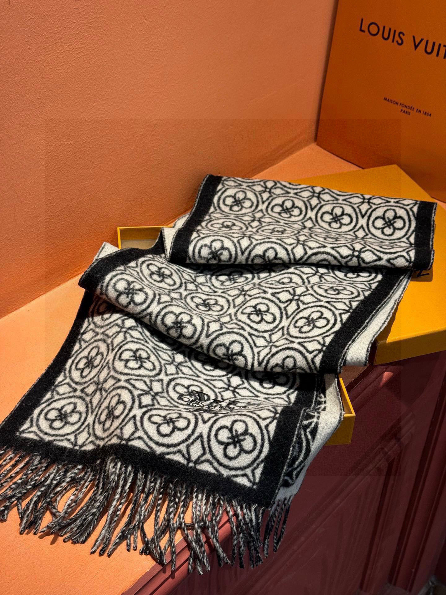 Lv爆款经典四叶草🍀双面提花爆款围巾🧣！！！非常百搭的一款，搭配大衣，毛衣都非常高级，尺寸刚刚好，及保暖