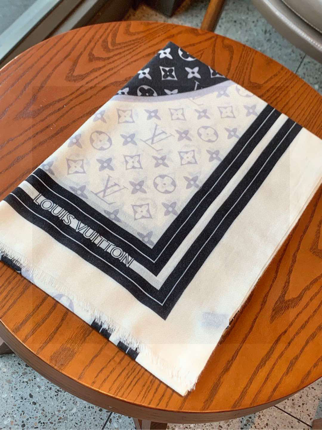 又时髦又百搭！LV新款老花长巾】提升气质和品味的好单品！！四季必备！！真的无敌实用！！Lv难得的羊绒长巾