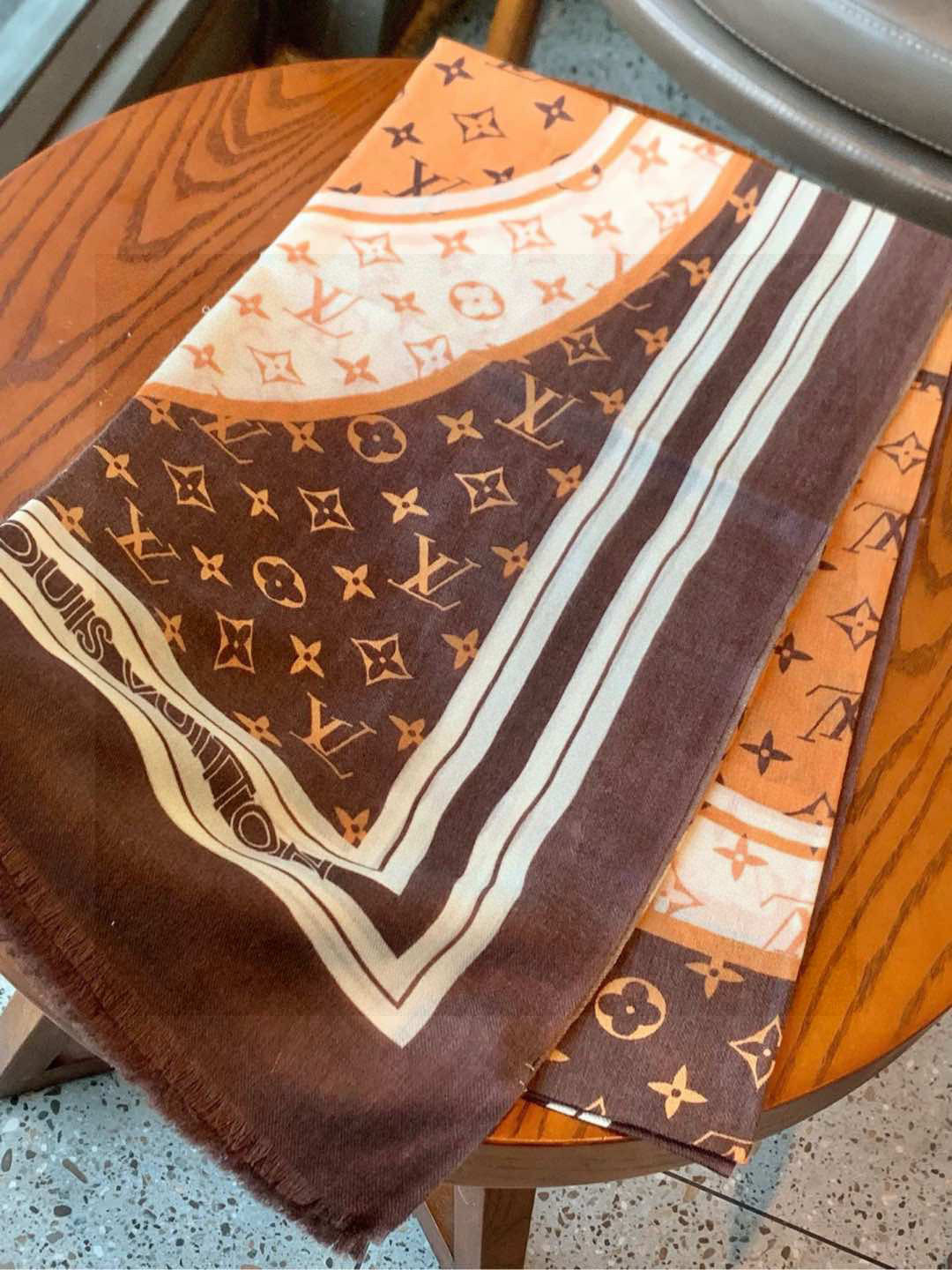 又时髦又百搭！LV新款老花长巾】提升气质和品味的好单品！！四季必备！！真的无敌实用！！Lv难得的羊绒长巾