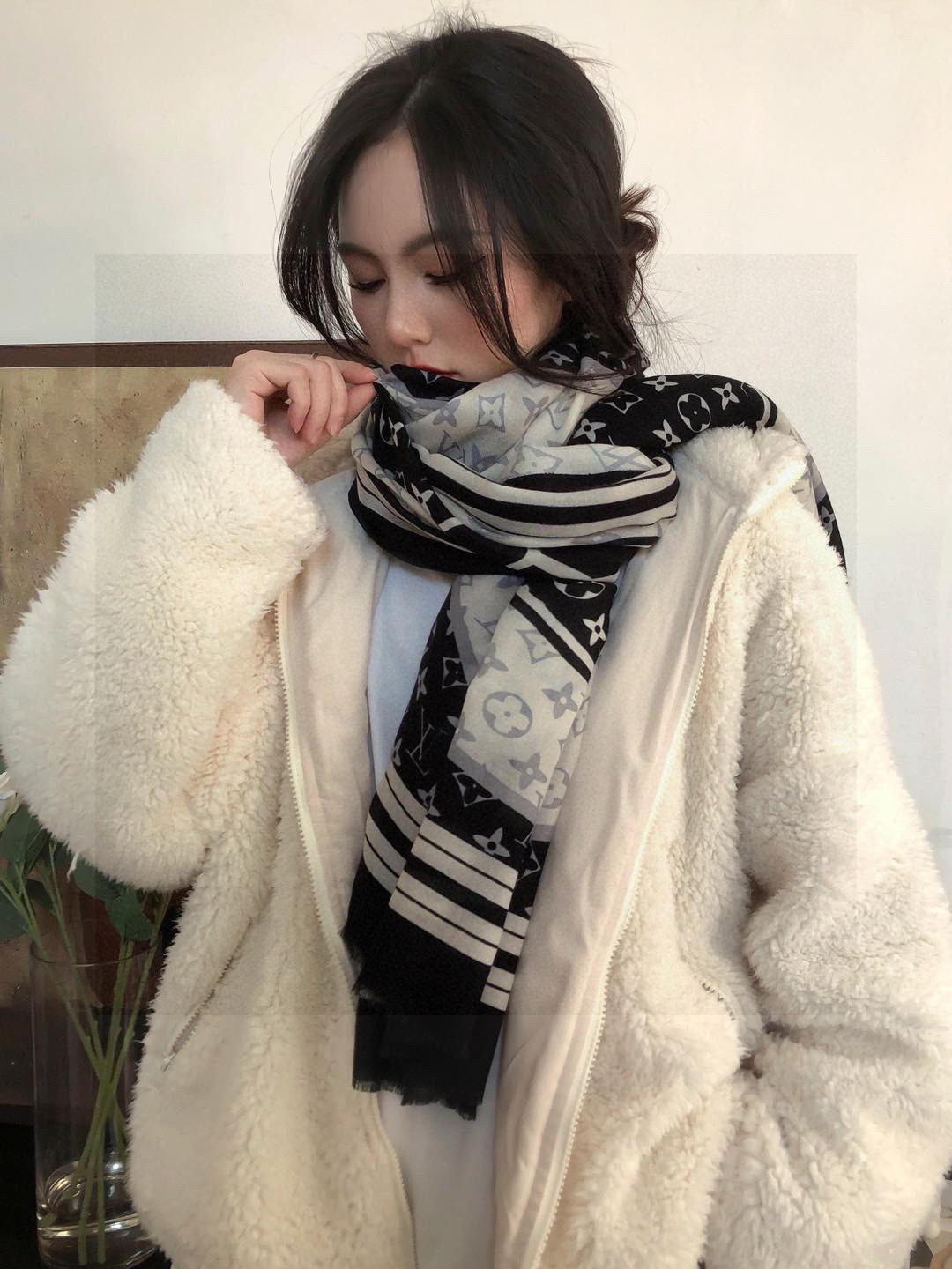 又时髦又百搭！LV新款老花长巾】提升气质和品味的好单品！！四季必备！！真的无敌实用！！Lv难得的羊绒长巾