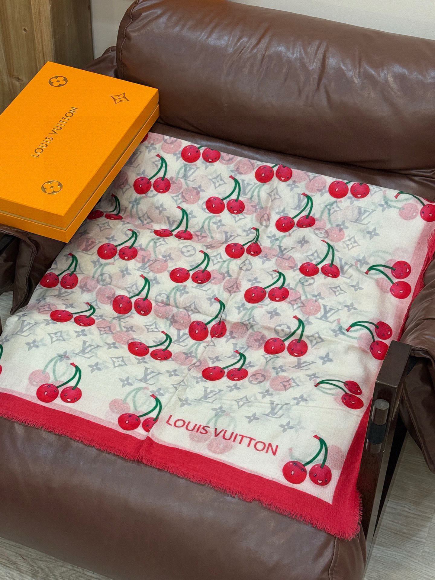 上新💕 🔥新款樱桃LV羊绒方巾 LV x TM Monogram Cerise 出自路易威登 x 村上隆