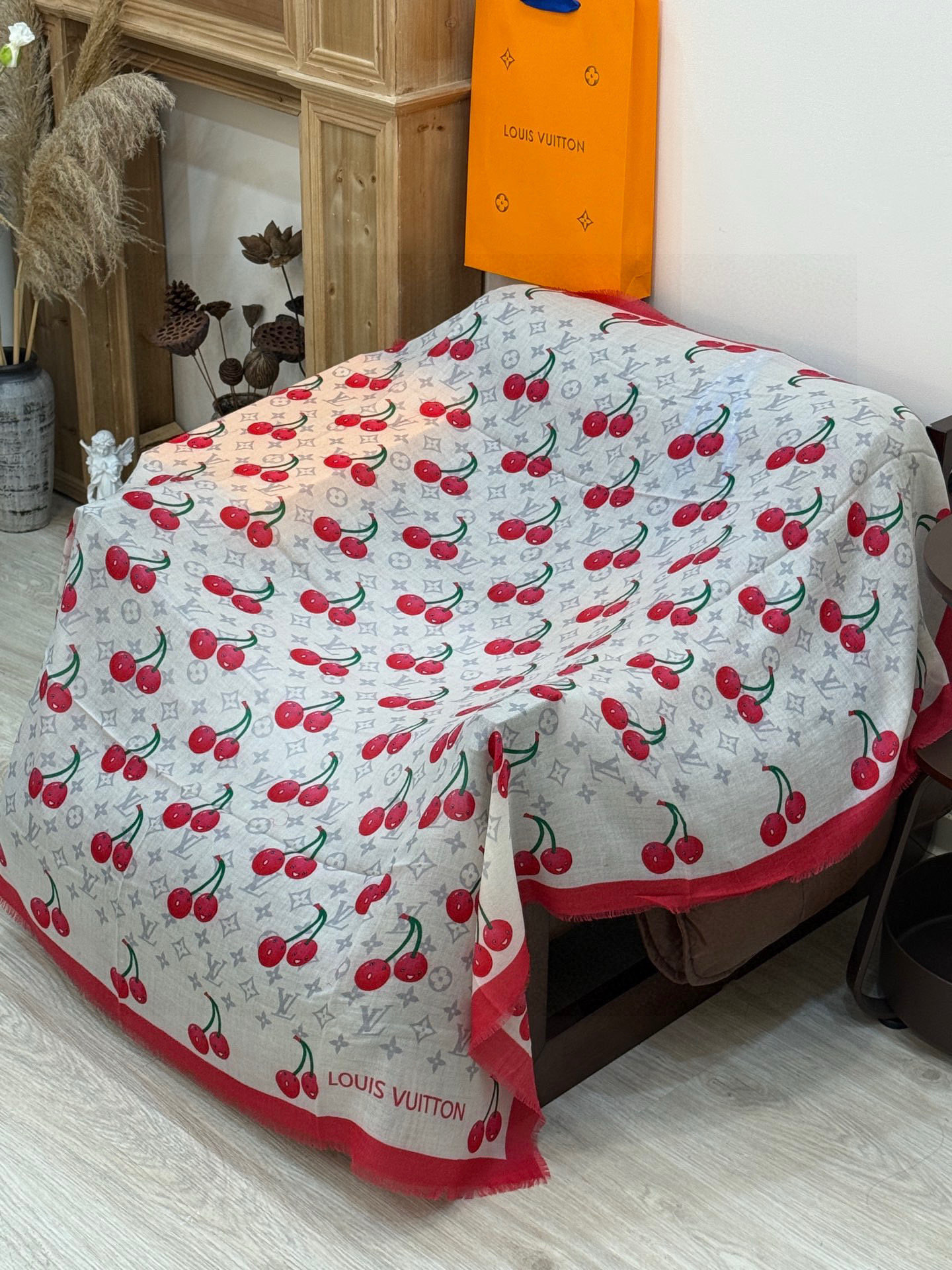上新💕 🔥新款樱桃LV羊绒方巾 LV x TM Monogram Cerise 出自路易威登 x 村上隆