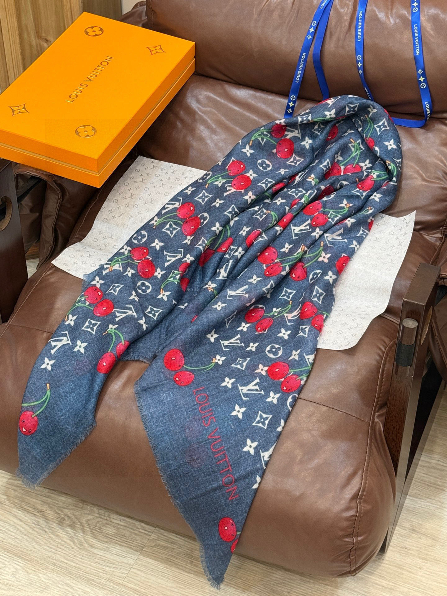 上新💕 🔥新款樱桃LV羊绒方巾 LV x TM Monogram Cerise 出自路易威登 x 村上隆