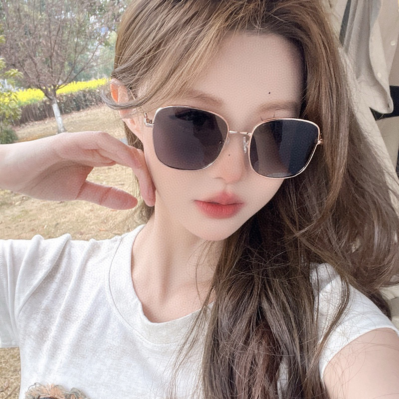 GUCCI 2025开春新款 最新款方框太阳镜 各路网红纷纷带起气场满分‼️ 俏皮甜美.上脸效果更佳.金