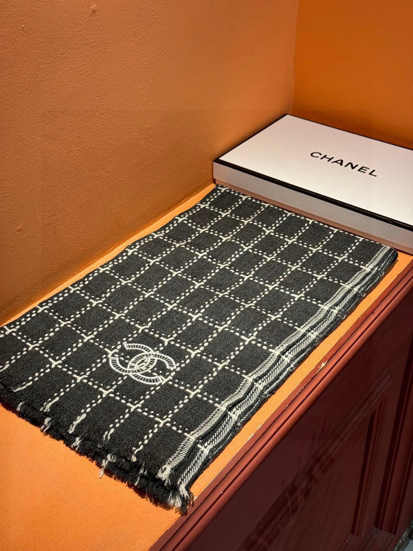 新款 搭配利器🆕🆕 香奈儿系列货 专供viP 产品 ♥顶级苏格兰进口绵羊毛 纹路织法使围巾赋有弹性且柔软