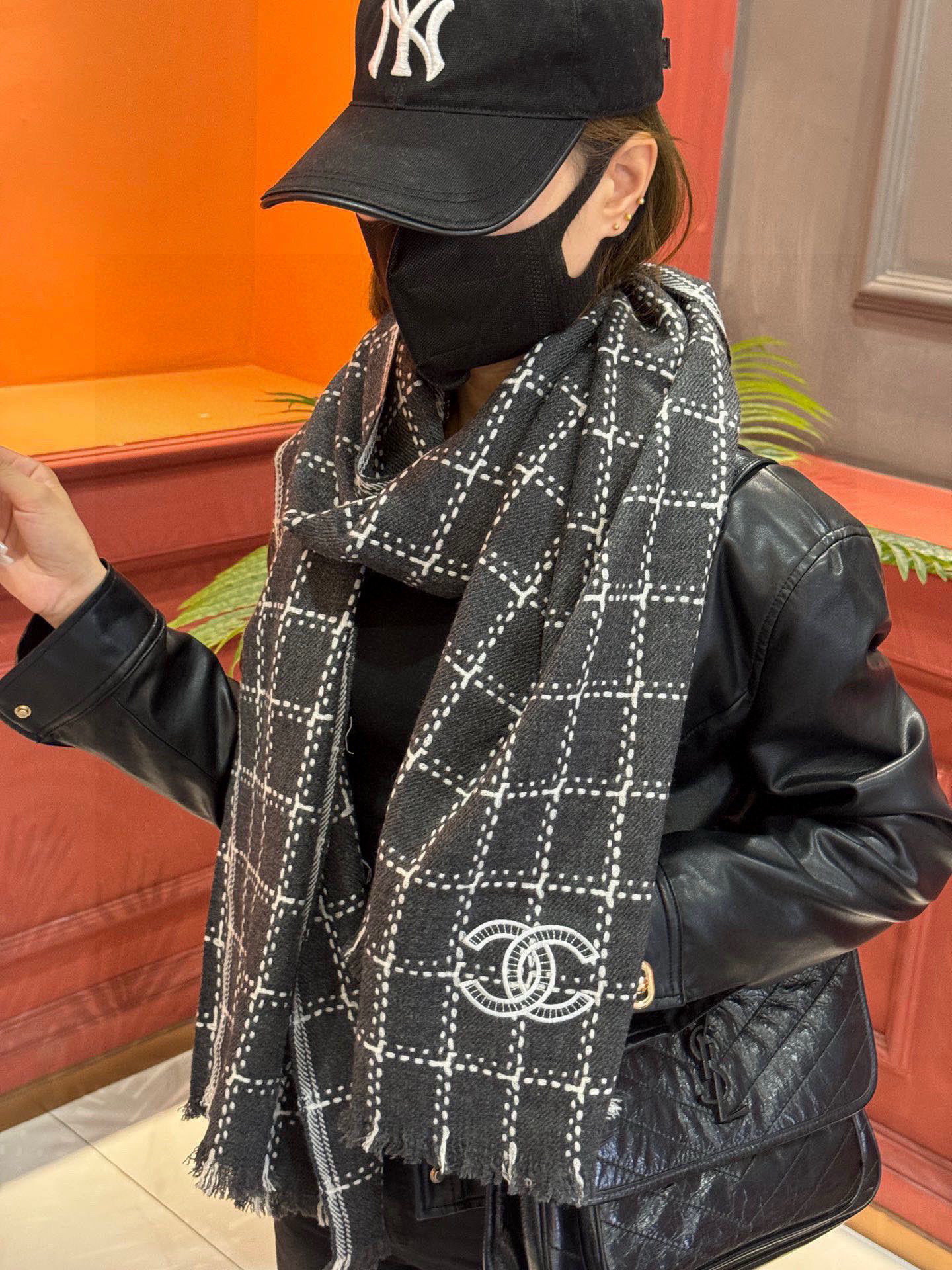 新款 搭配利器🆕🆕 香奈儿系列货 专供viP 产品 ♥顶级苏格兰进口绵羊毛 纹路织法使围巾赋有弹性且柔软