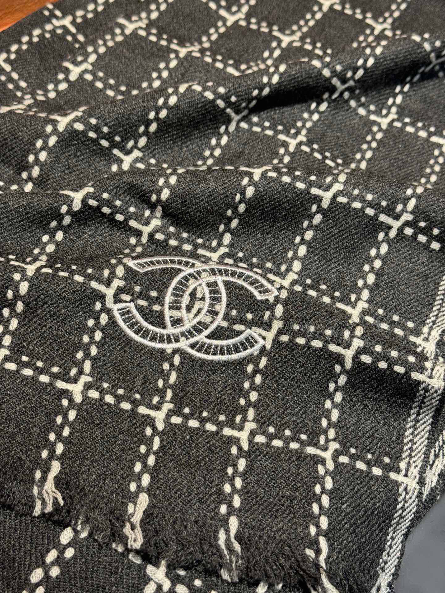 新款 搭配利器🆕🆕 香奈儿系列货 专供viP 产品 ♥顶级苏格兰进口绵羊毛 纹路织法使围巾赋有弹性且柔软