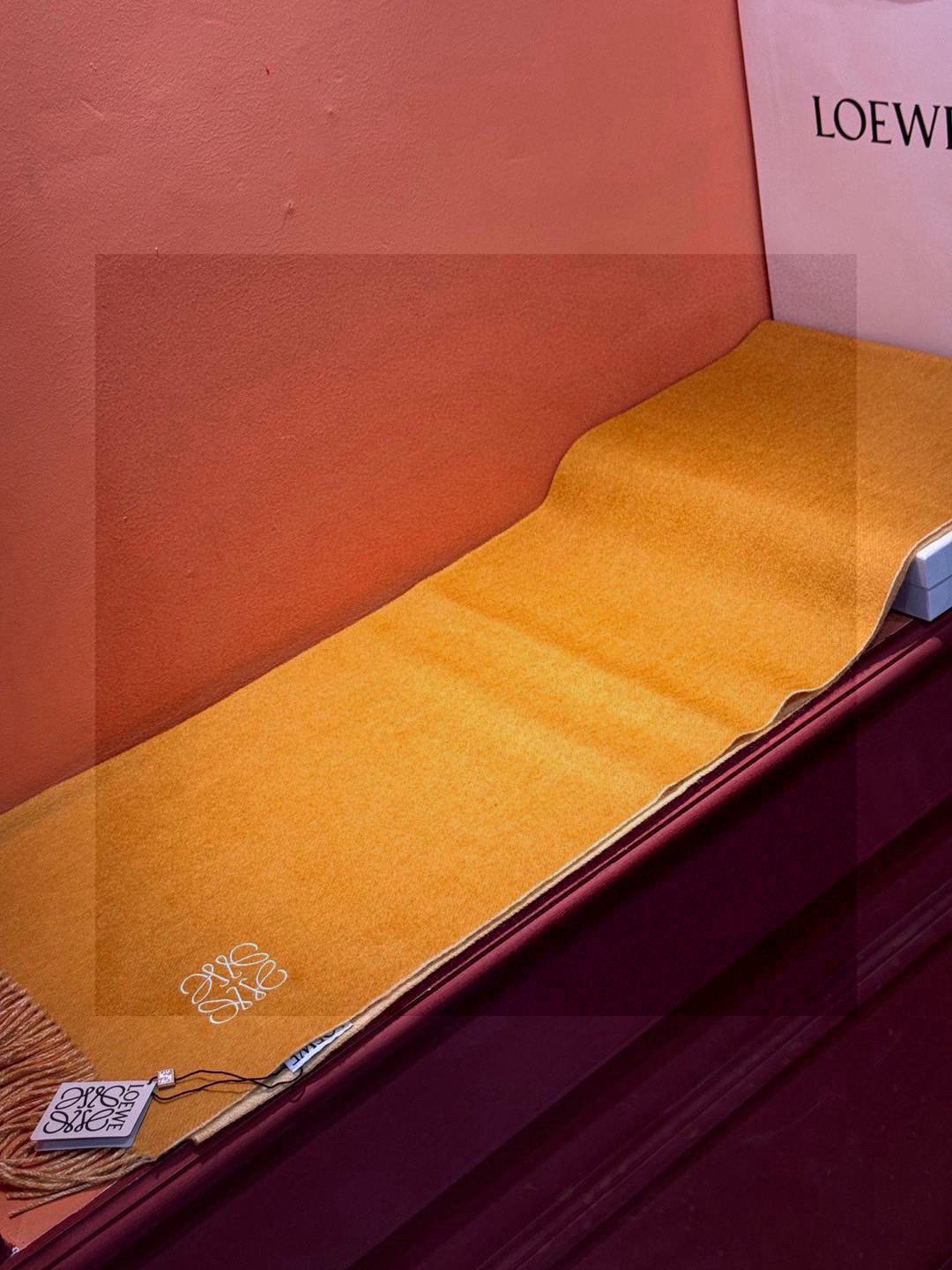 罗意威👍巴黎时装展商务男士女士通用双面羊绒披肩🔥代工厂臻选上乘的超细羊绒纤维 进行纯手工精梳处理 耗时耗