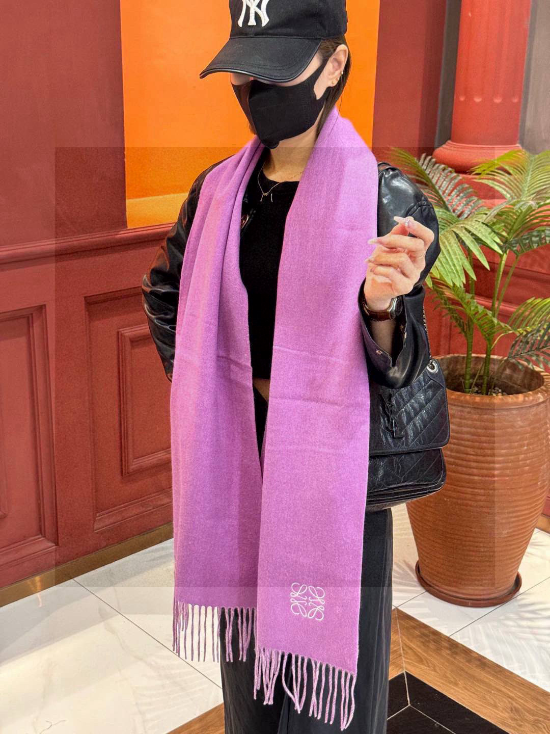 罗意威👍巴黎时装展商务男士女士通用双面羊绒披肩🔥代工厂臻选上乘的超细羊绒纤维 进行纯手工精梳处理 耗时耗