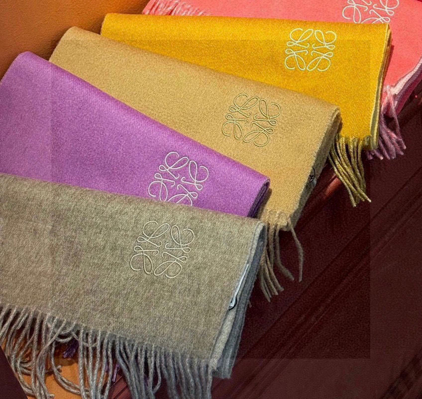 罗意威👍巴黎时装展商务男士女士通用双面羊绒披肩🔥代工厂臻选上乘的超细羊绒纤维 进行纯手工精梳处理 耗时耗