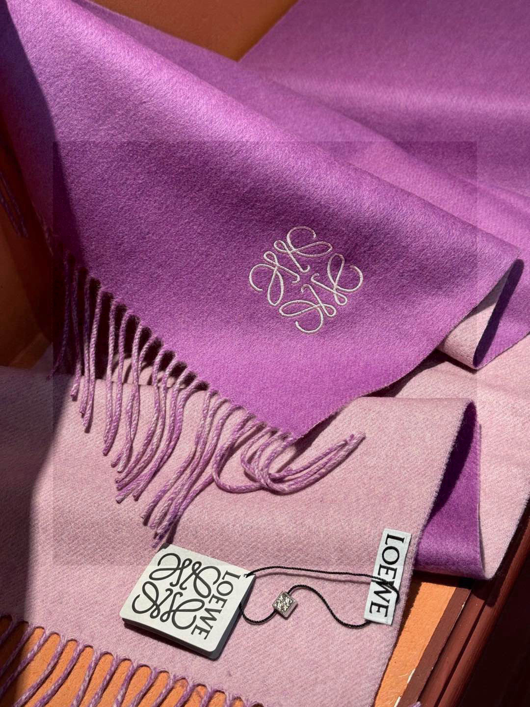 罗意威👍巴黎时装展商务男士女士通用双面羊绒披肩🔥代工厂臻选上乘的超细羊绒纤维 进行纯手工精梳处理 耗时耗