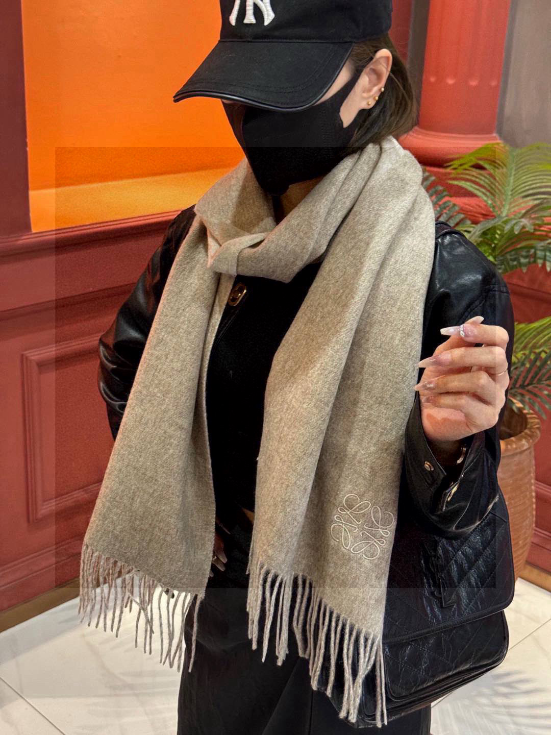 罗意威👍巴黎时装展商务男士女士通用双面羊绒披肩🔥代工厂臻选上乘的超细羊绒纤维 进行纯手工精梳处理 耗时耗