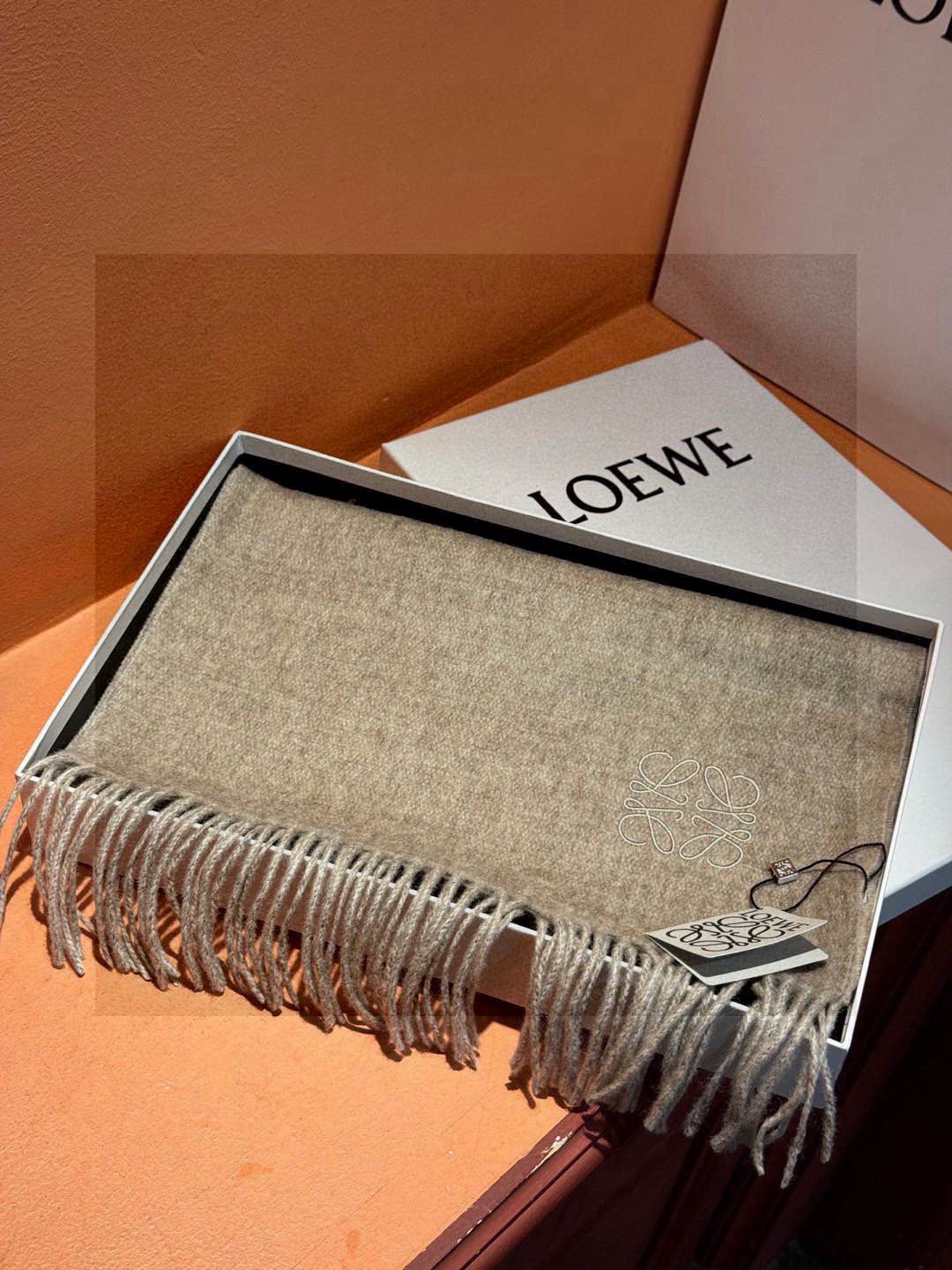 罗意威👍巴黎时装展商务男士女士通用双面羊绒披肩🔥代工厂臻选上乘的超细羊绒纤维 进行纯手工精梳处理 耗时耗