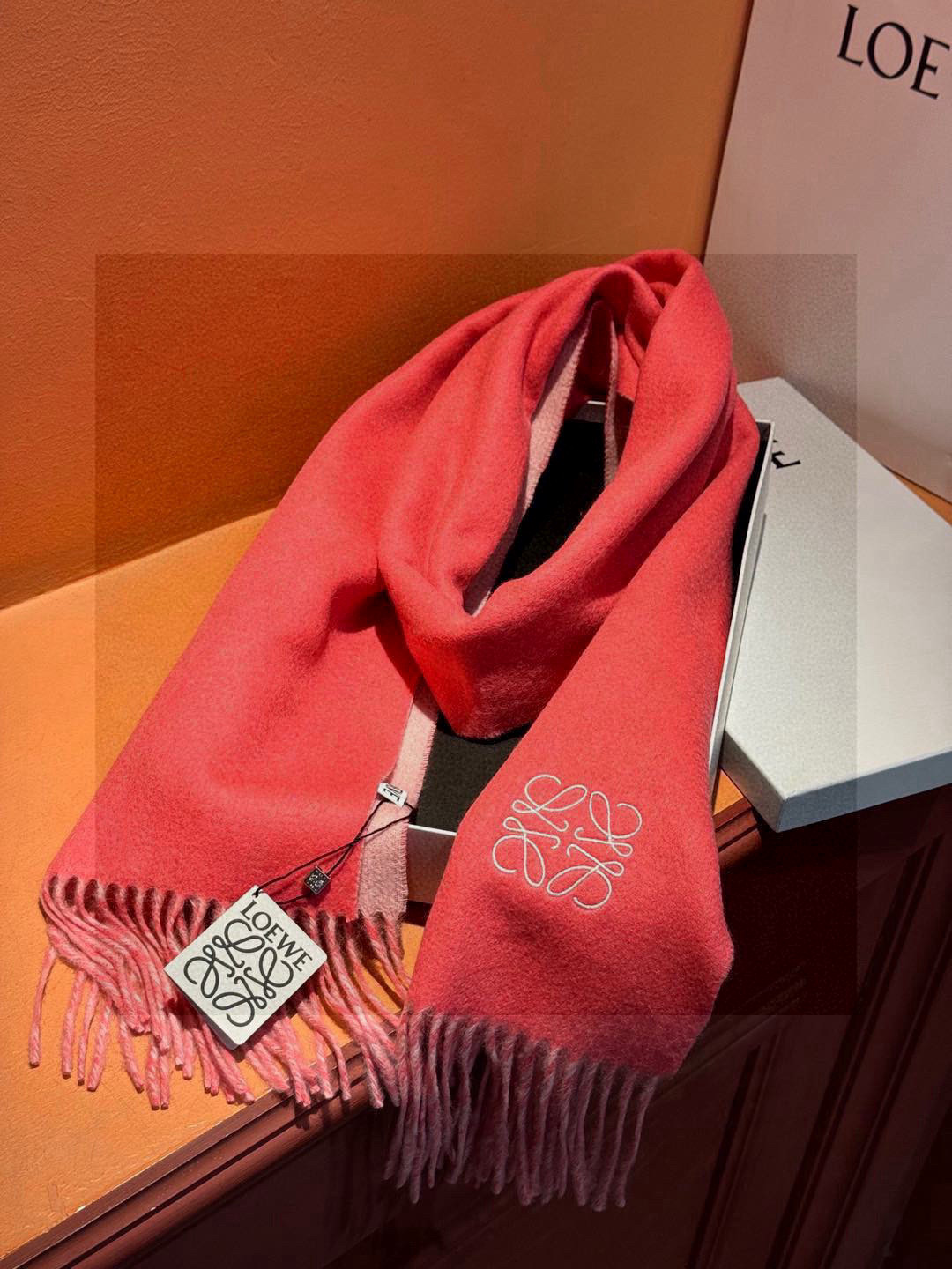 罗意威👍巴黎时装展商务男士女士通用双面羊绒披肩🔥代工厂臻选上乘的超细羊绒纤维 进行纯手工精梳处理 耗时耗