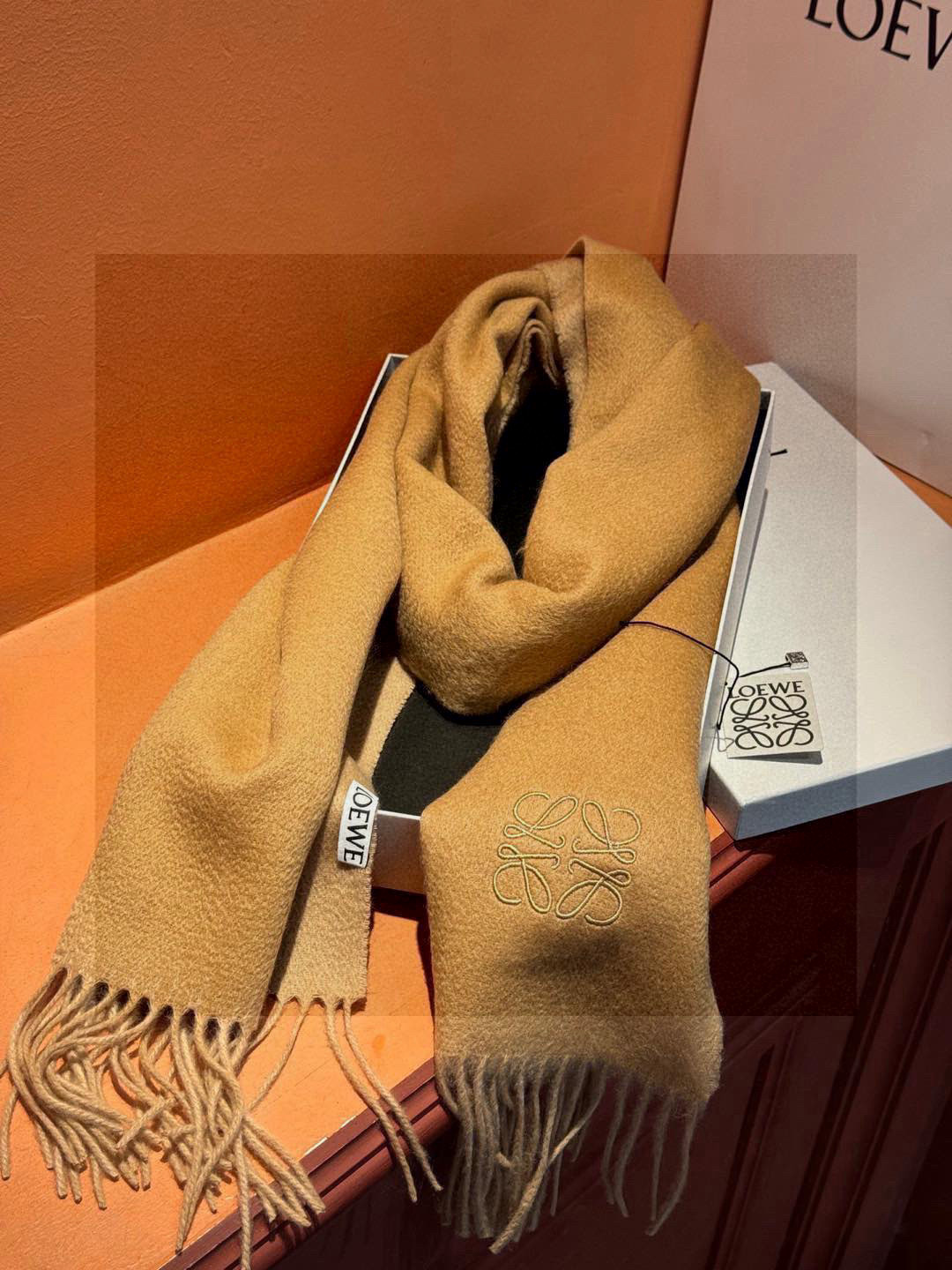 罗意威👍巴黎时装展商务男士女士通用双面羊绒披肩🔥代工厂臻选上乘的超细羊绒纤维 进行纯手工精梳处理 耗时耗