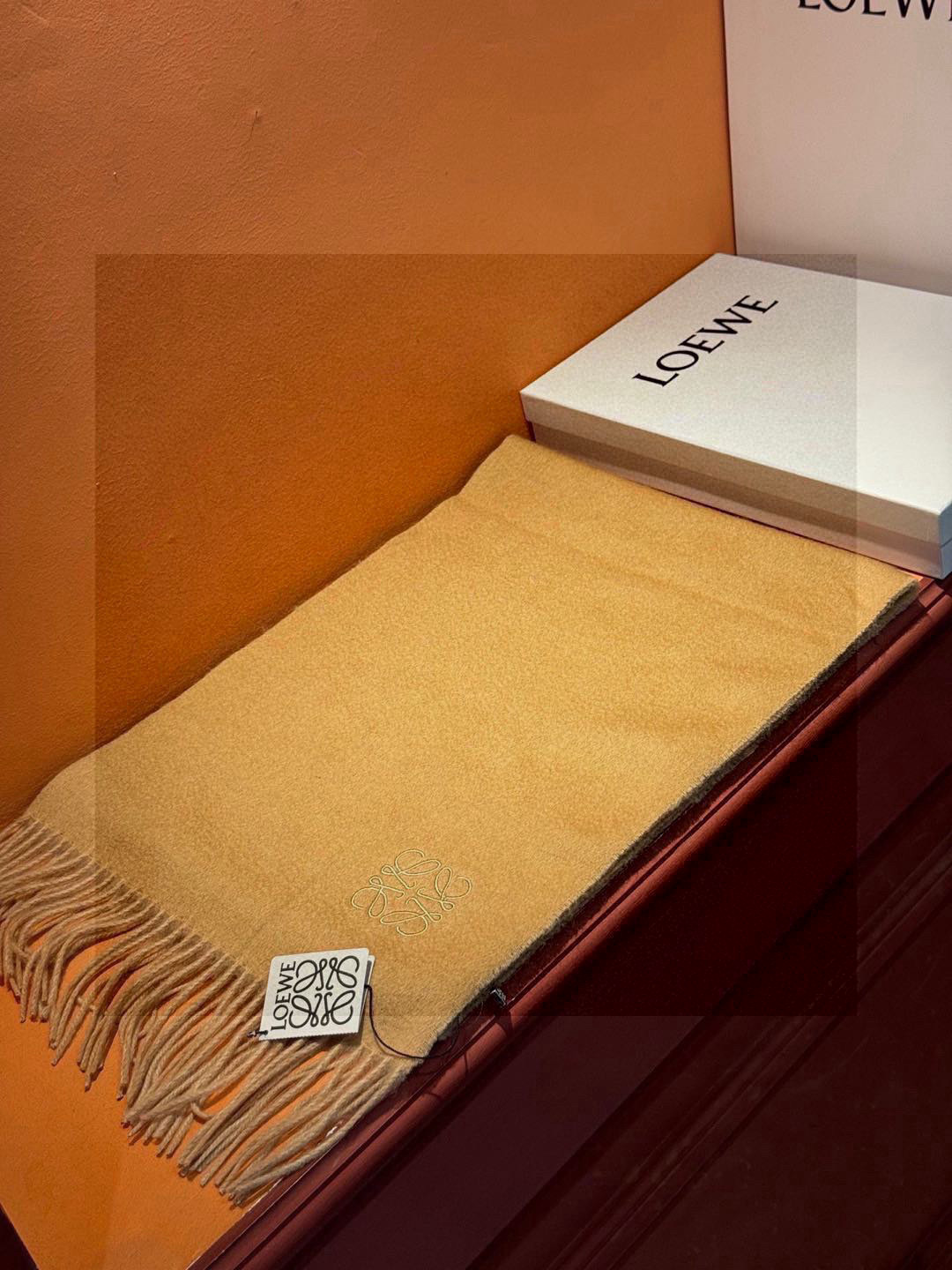 罗意威👍巴黎时装展商务男士女士通用双面羊绒披肩🔥代工厂臻选上乘的超细羊绒纤维 进行纯手工精梳处理 耗时耗