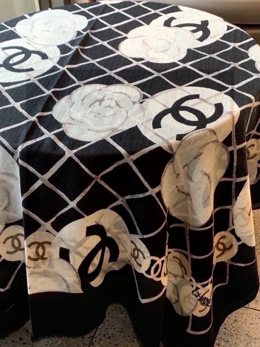 香家最最经典的山茶花系列，经典到每个女人的衣柜都要收纳的一条 满足你的日常所需，舒适的触感，让你舍不得脱