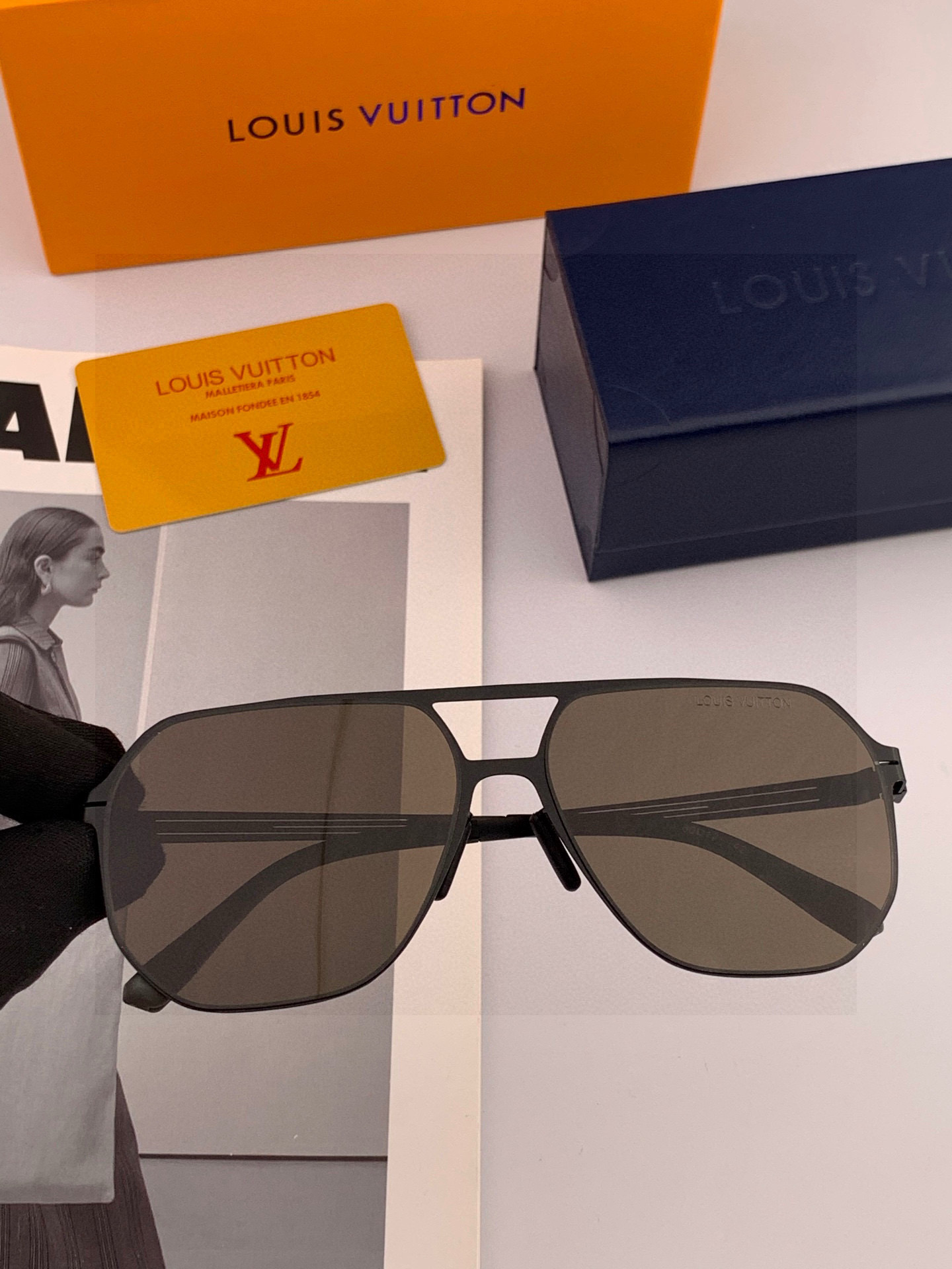 ♦️LV 2025新款男女情侣款太阳镜多边形墨镜iP电镀永不褪色 超轻超有弹性整幅眼镜无螺丝重要的是压不